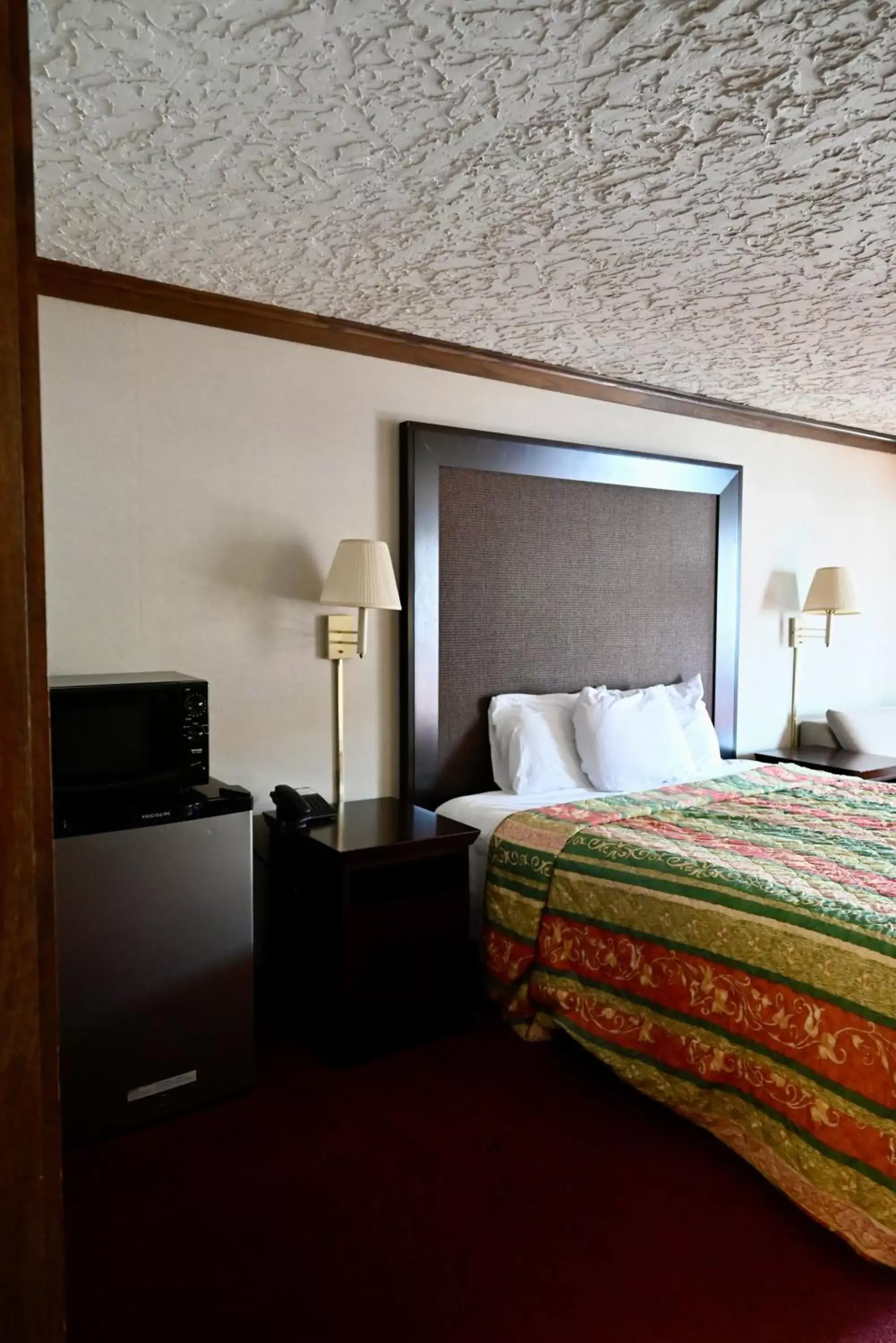 Bed in Rittiman Inn and Suites