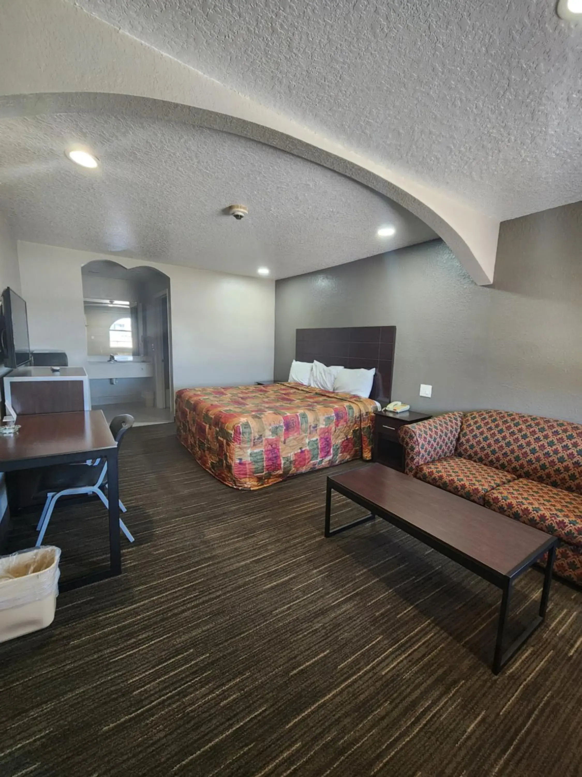 Photo of the whole room, Seating Area in Scottish Inn and Suites Beaumont