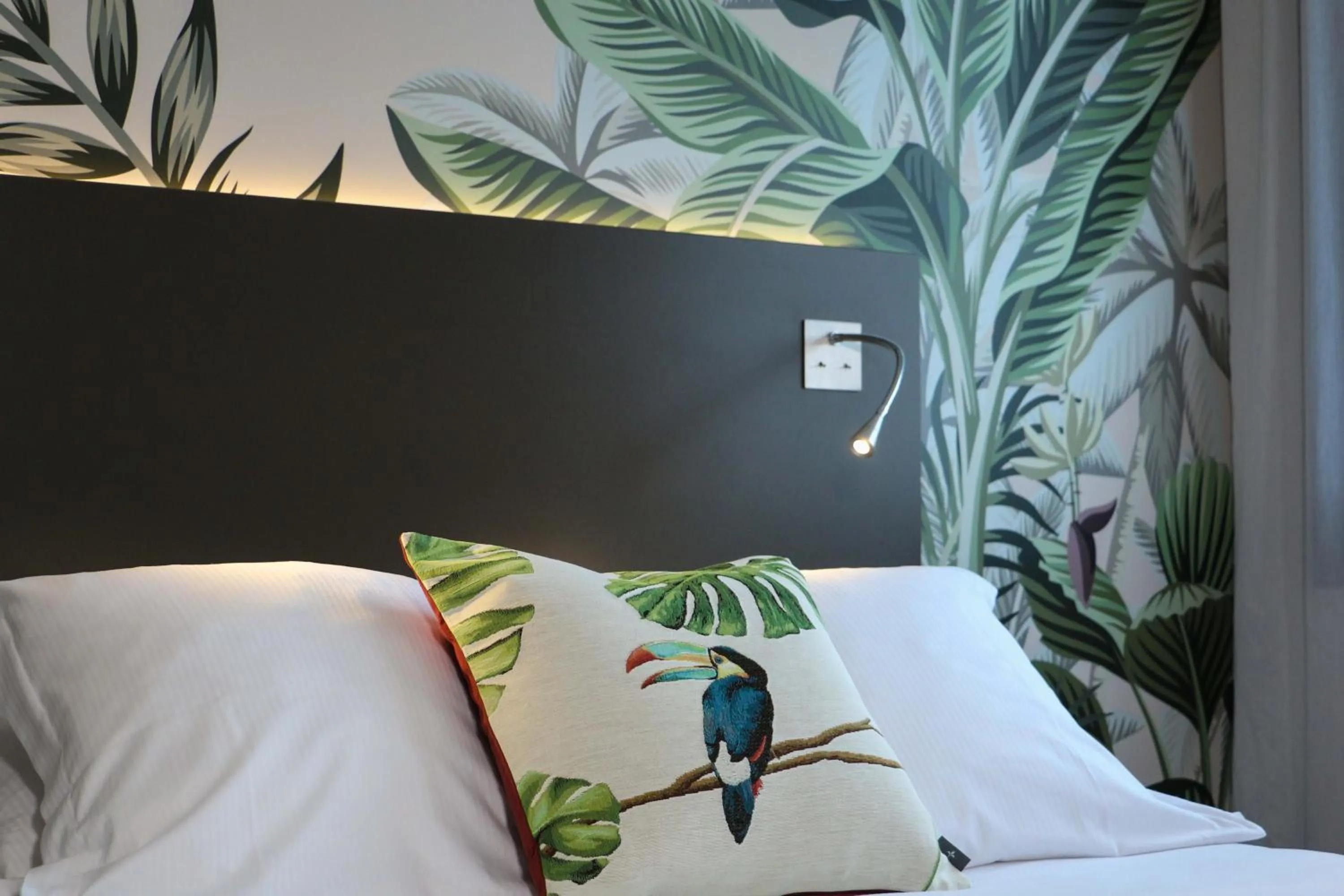 Photo of the whole room, Bed in Best Western Plus Hôtel & Spa de Chassieu