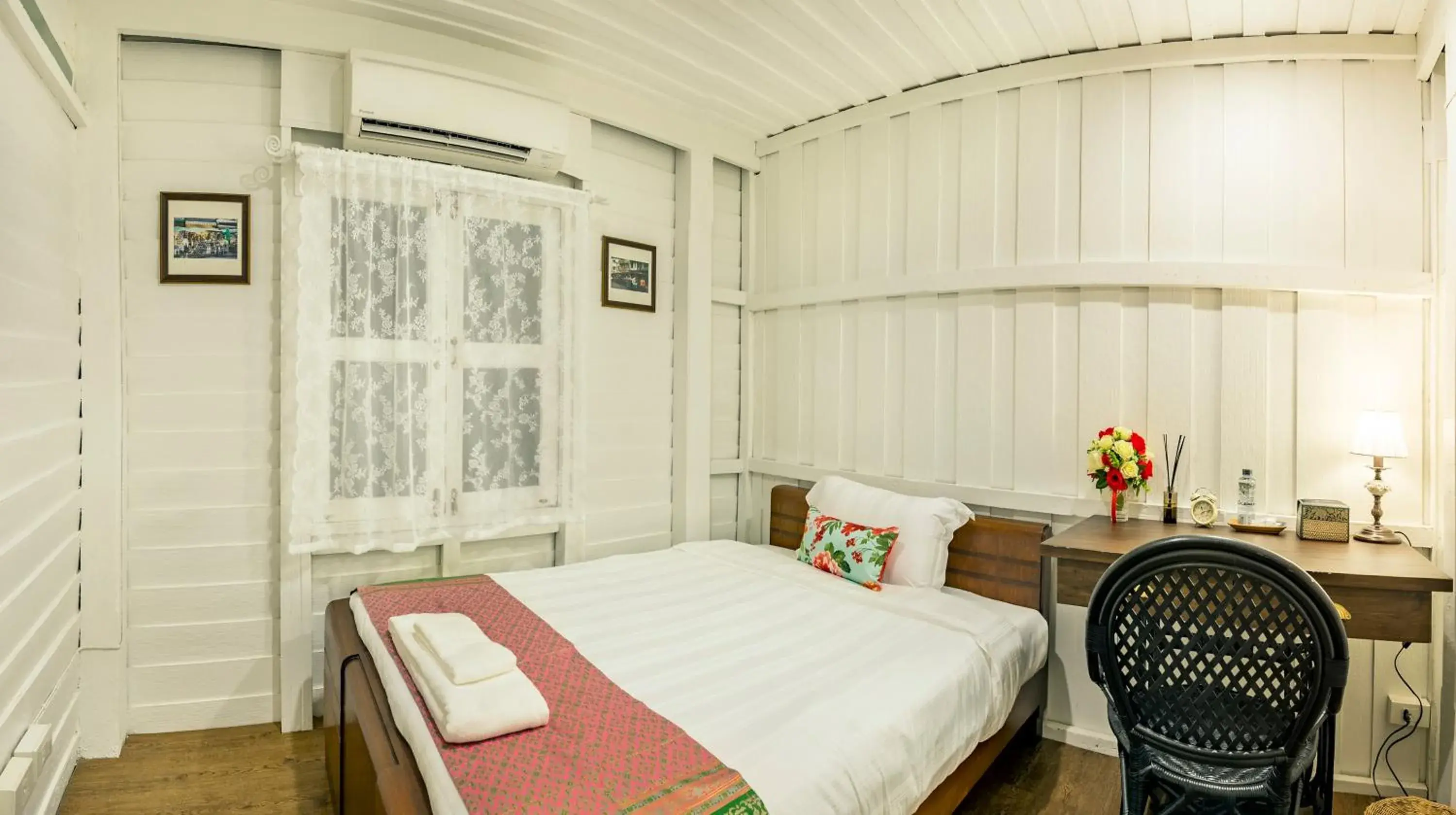 Photo of the whole room, Bed in Baan Kachitpan