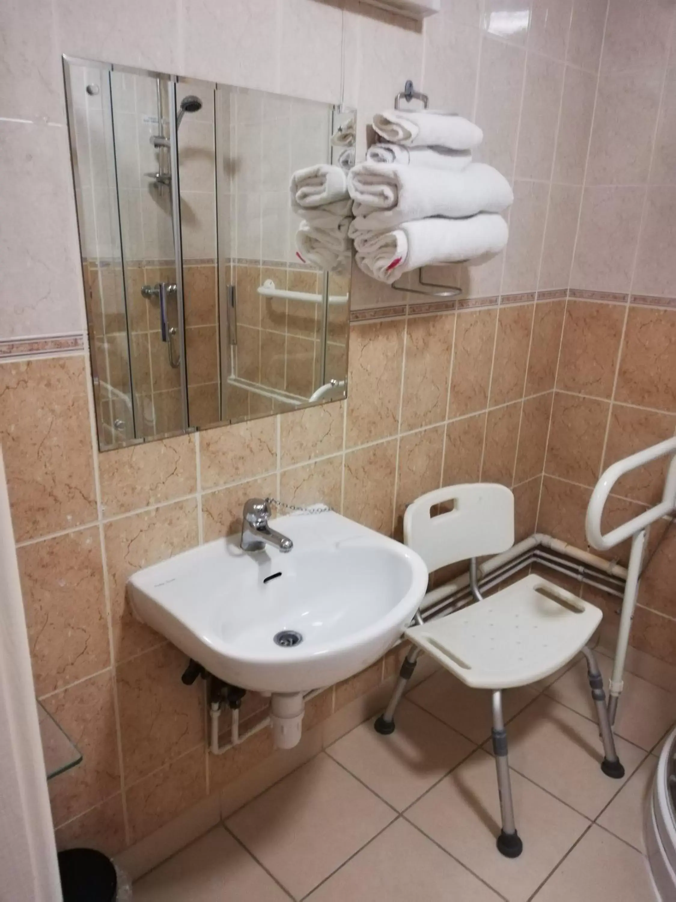 Shower, Bathroom in Corn Mill Lodge Hotel