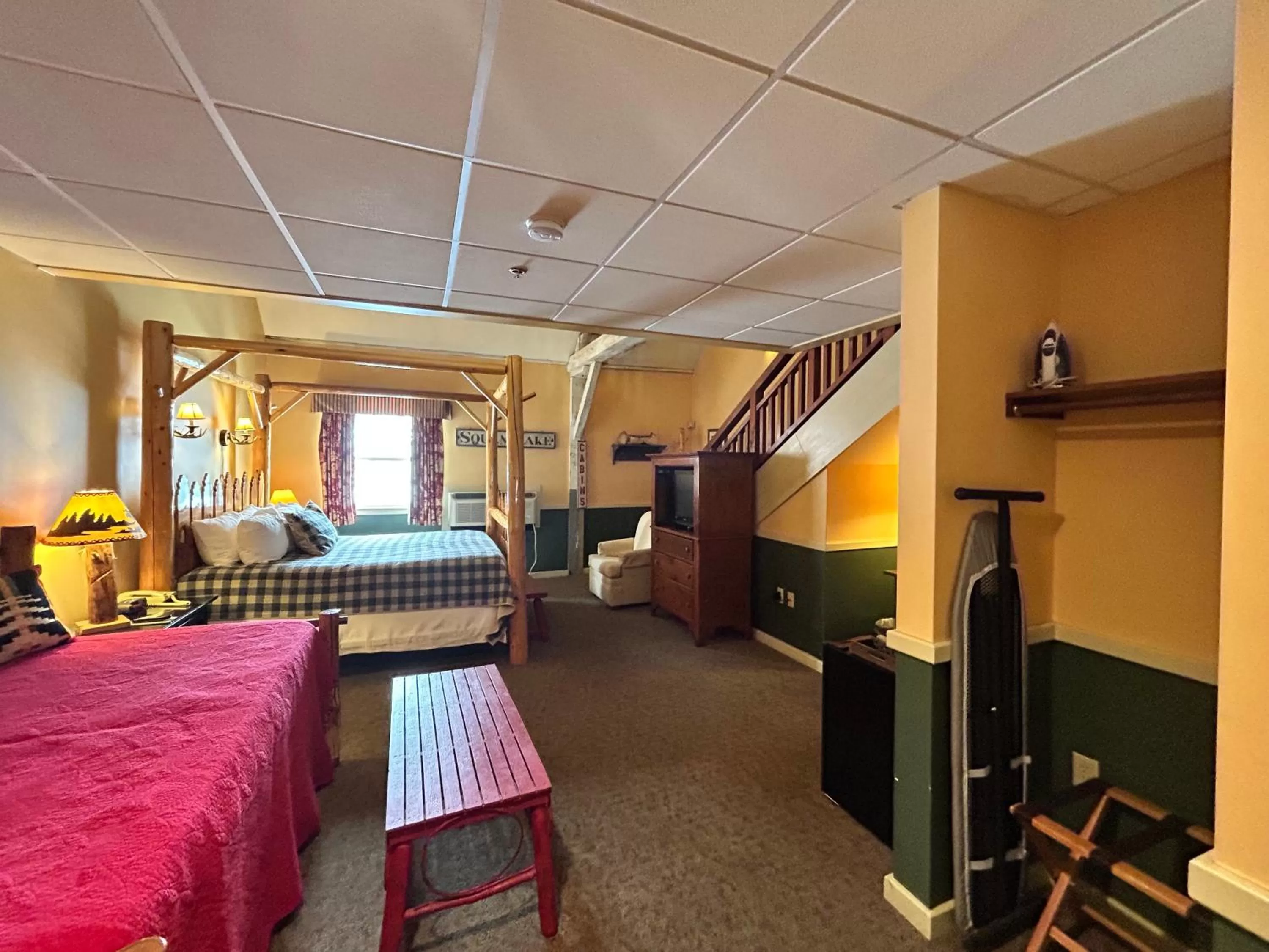 Bed in The Common Man Inn, Spa & Lodge