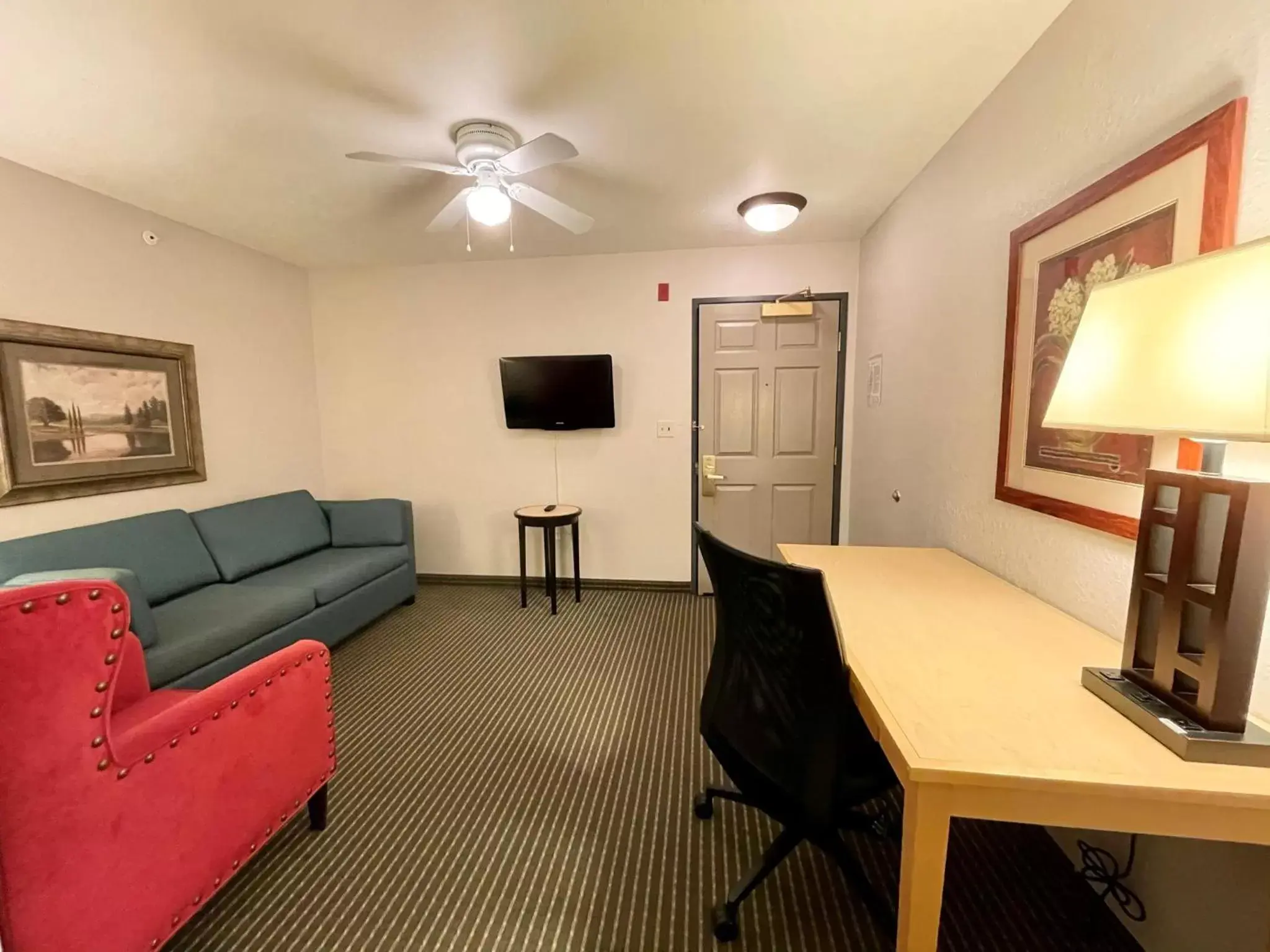 TV and multimedia, Seating Area in Zion Inn & Suites