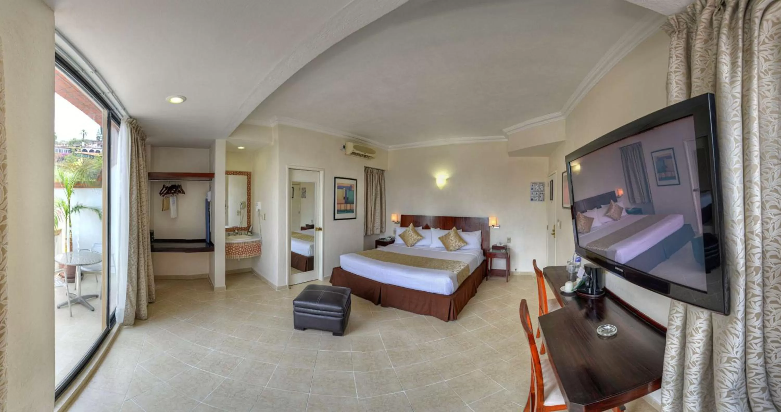King Suite with Balcony - Non-Smoking in Best Western Taxco