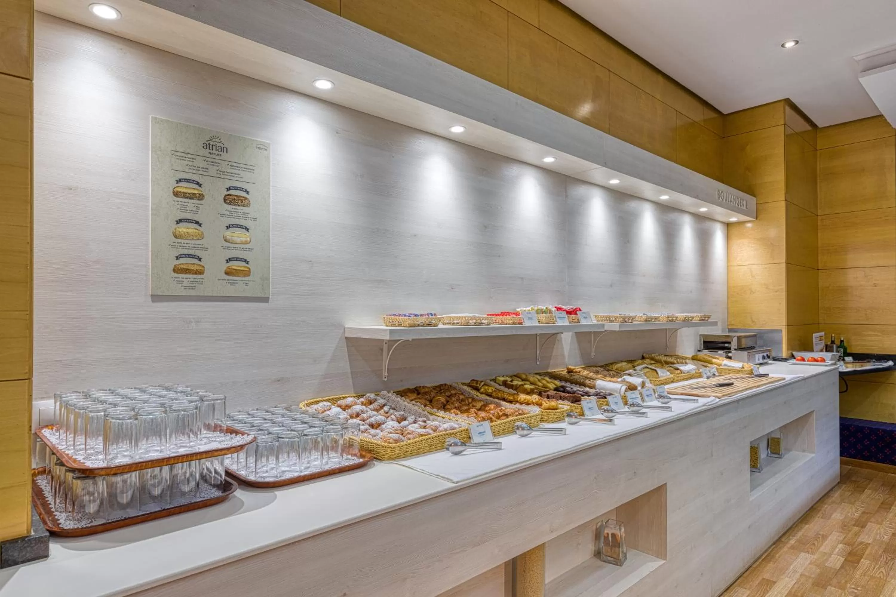 Buffet breakfast in Senator Parque Central