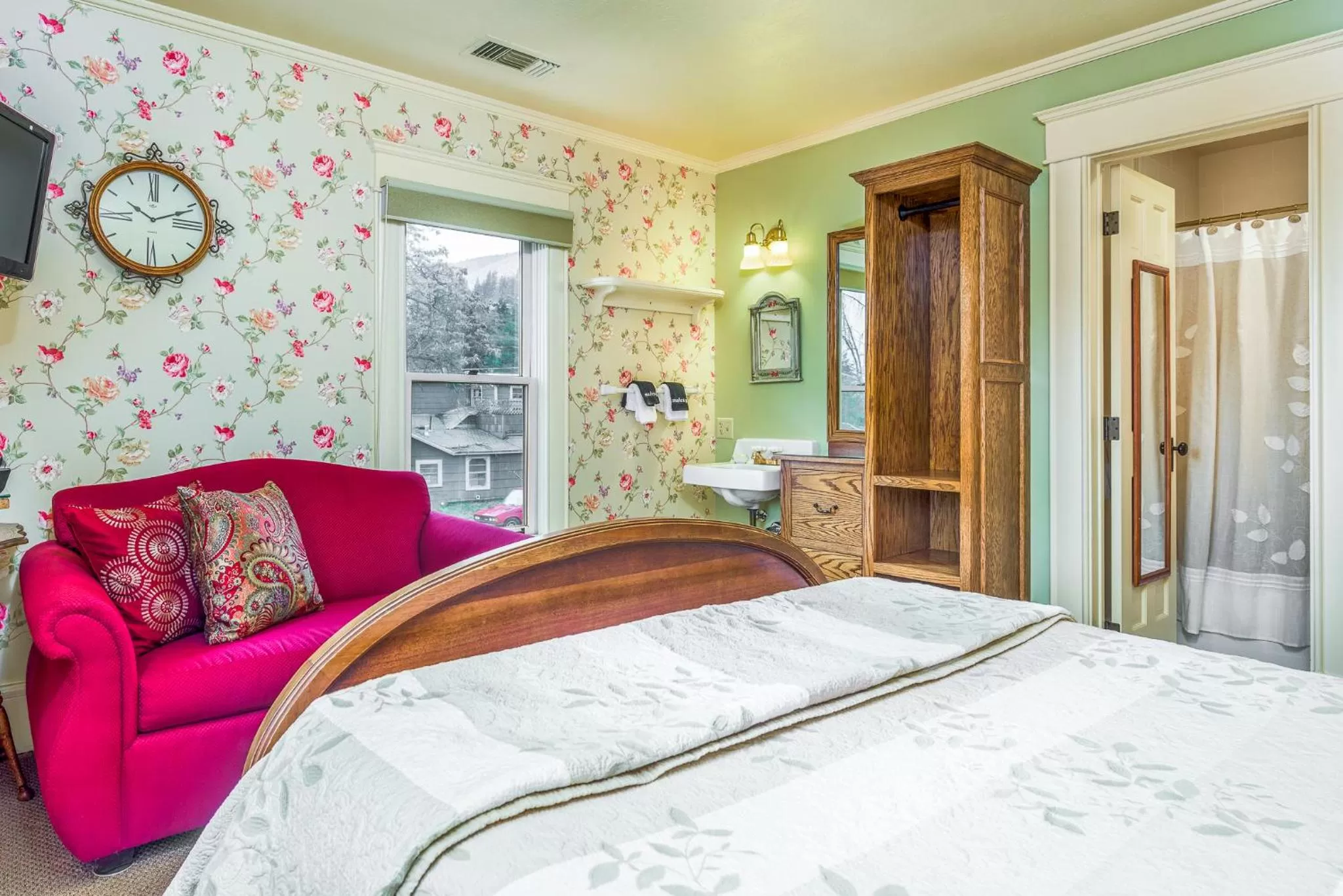 Seating area, Bed in Abigail's Bed and Breakfast Inn