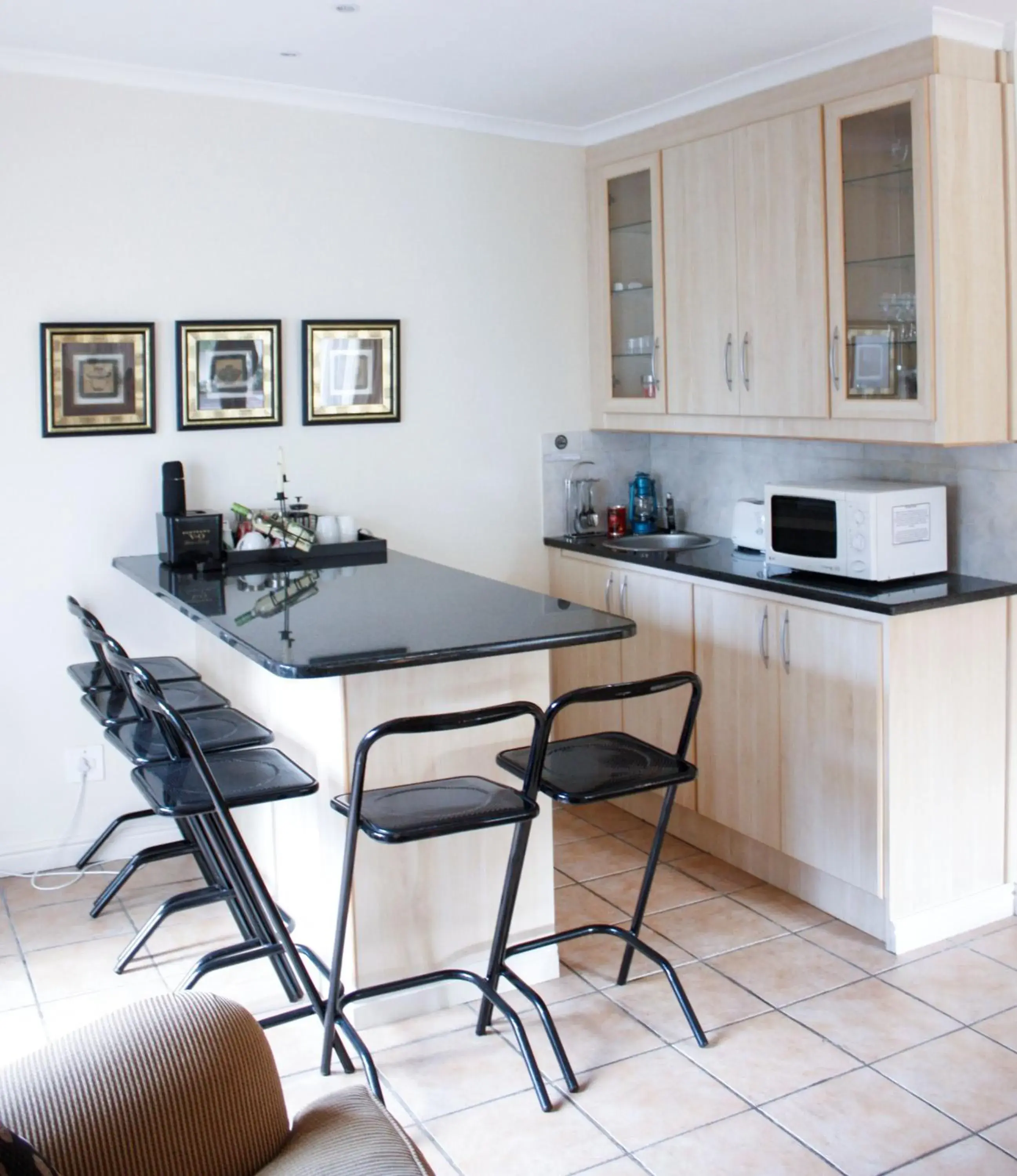 Dining area, Kitchen/Kitchenette in Riversong Guest House