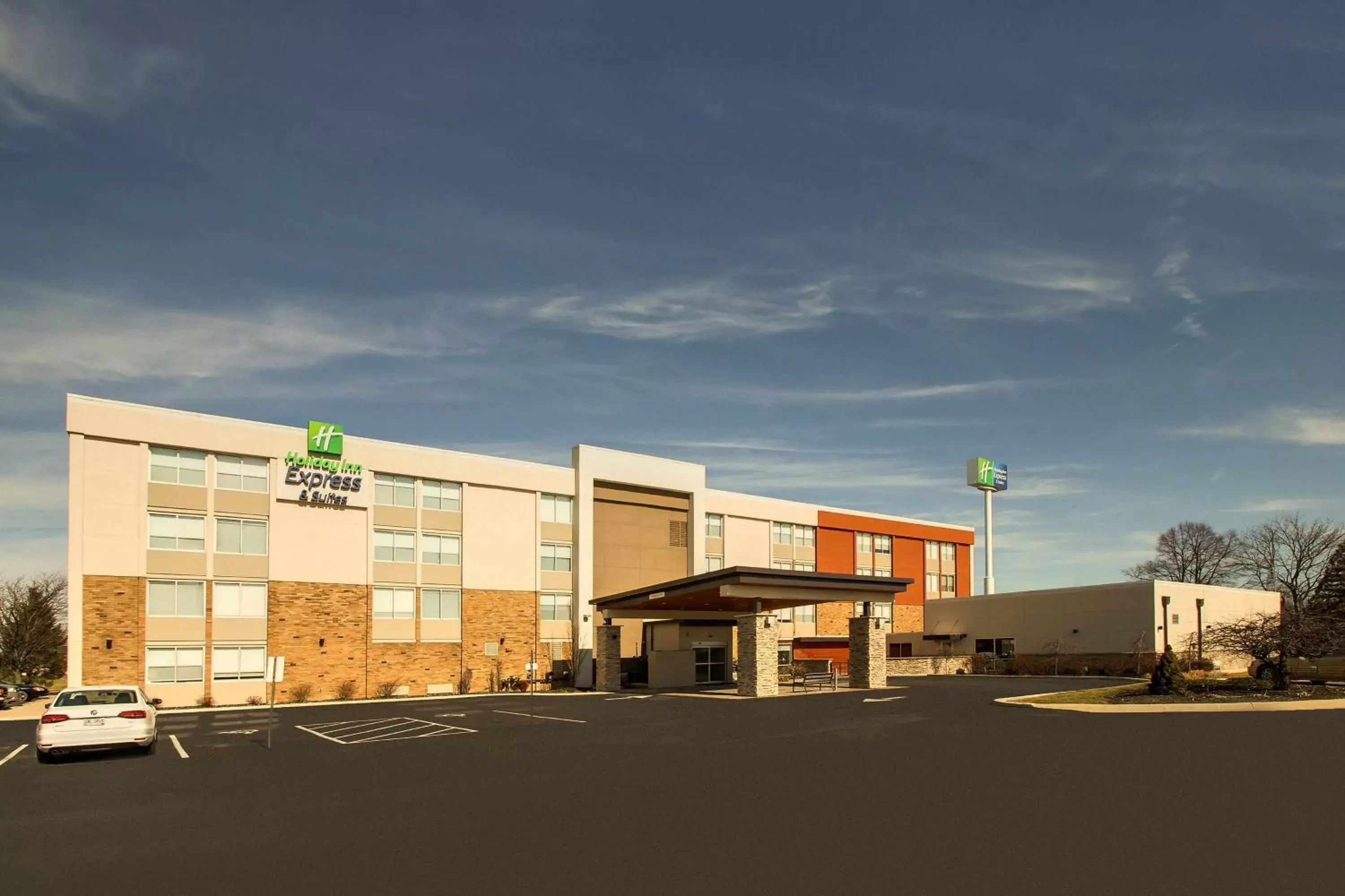 Property Building in Holiday Inn Express & Suites Wapakoneta, an IHG Hotel