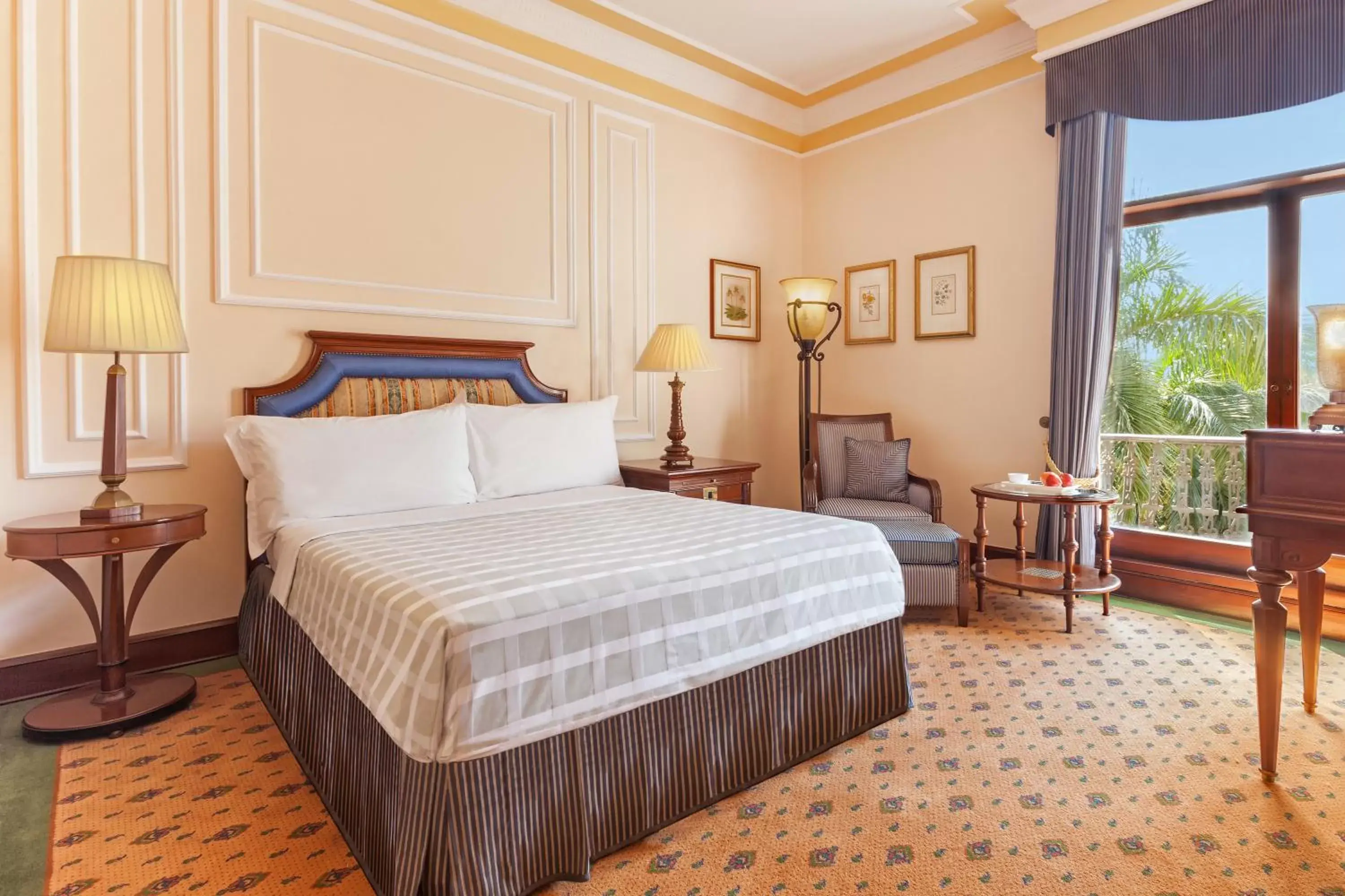 Bedroom in The Oberoi Grand Kolkata Bedroom in The Oberoi Grand Kolkata