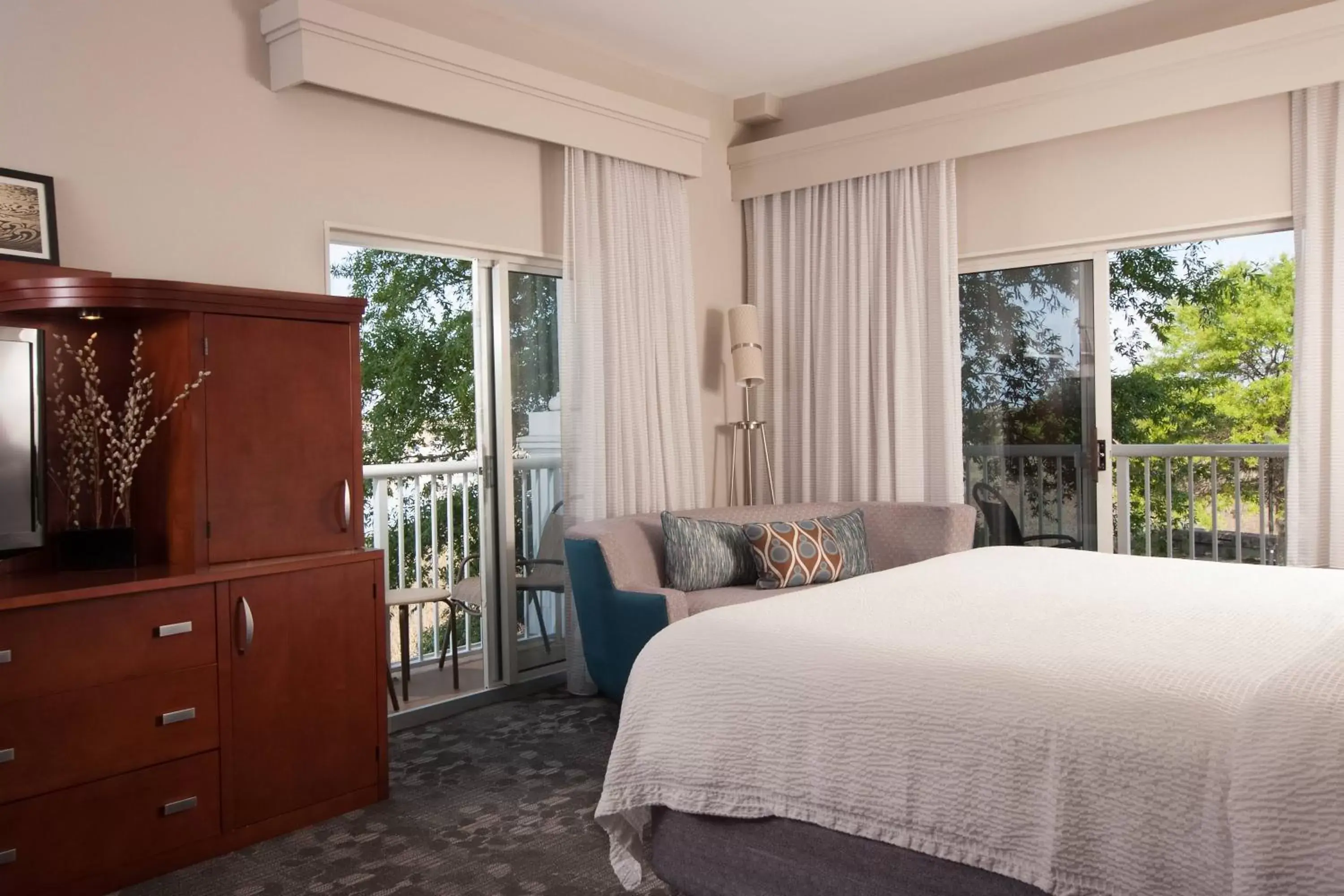 Photo of the whole room, Bed in Courtyard Charleston Waterfront