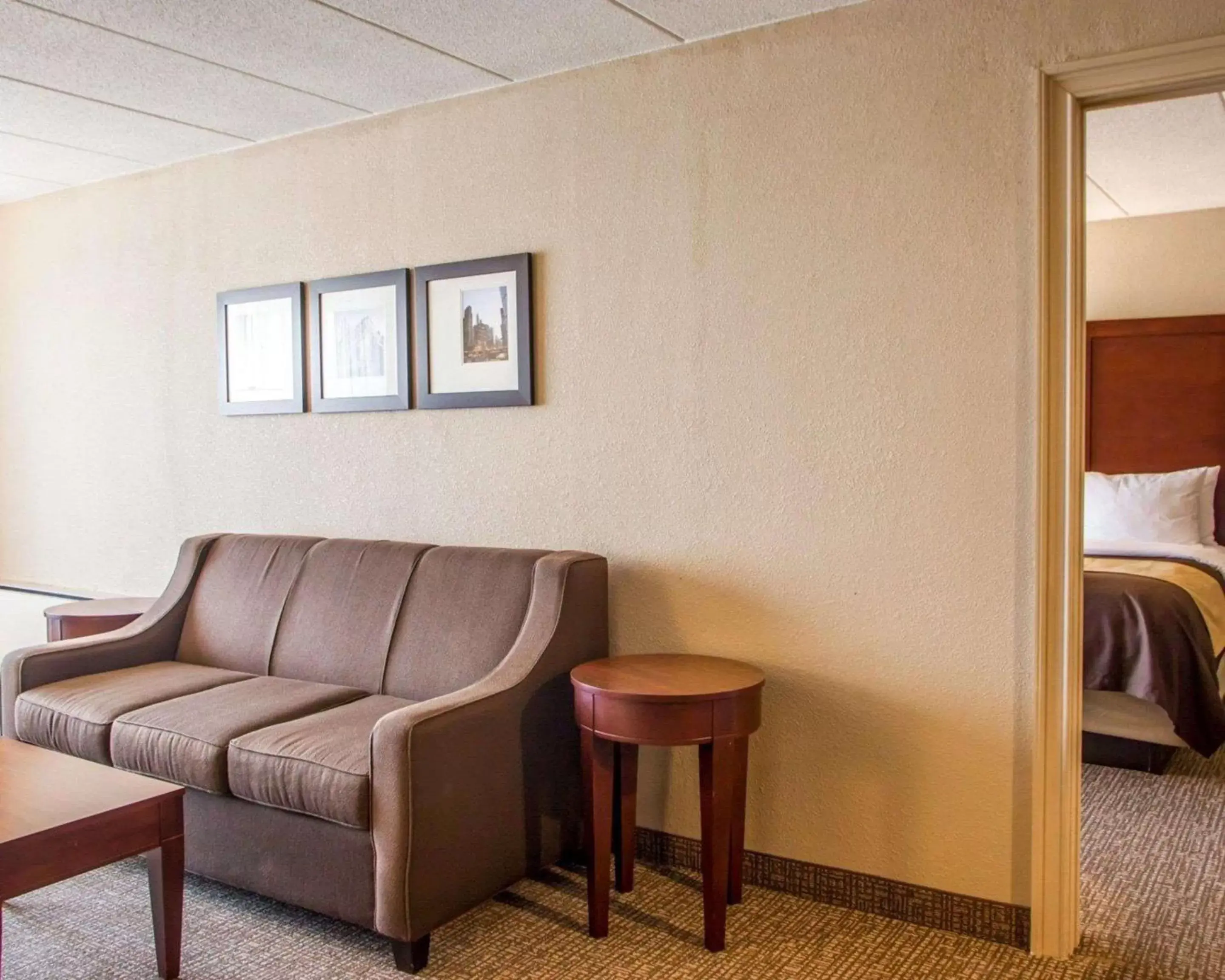 Bedroom, Seating Area in Quality Inn & Suites Orland Park - Chicago