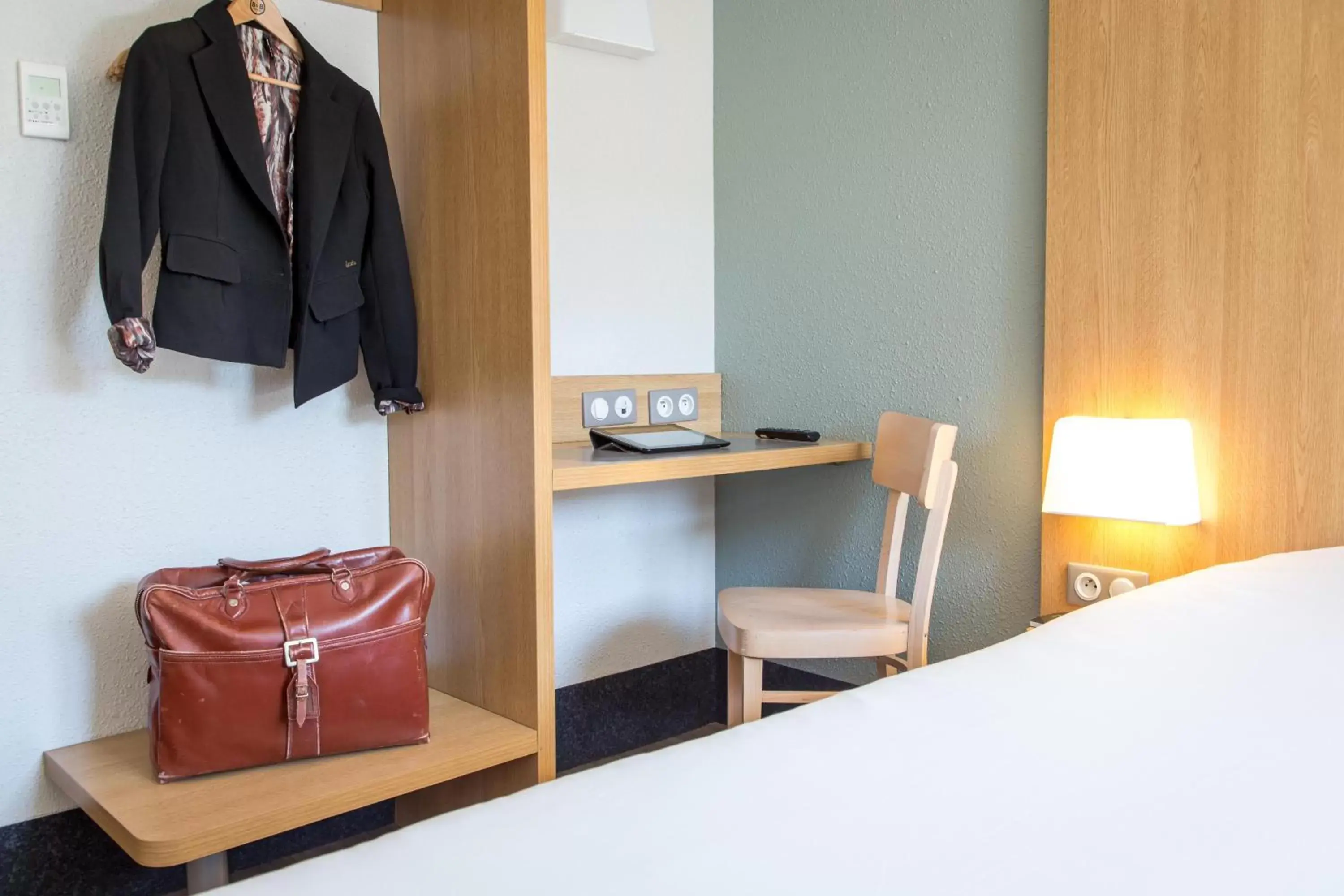 Photo of the whole room, TV/Entertainment Center in B&B HOTEL PERPIGNAN Nord Aéroport