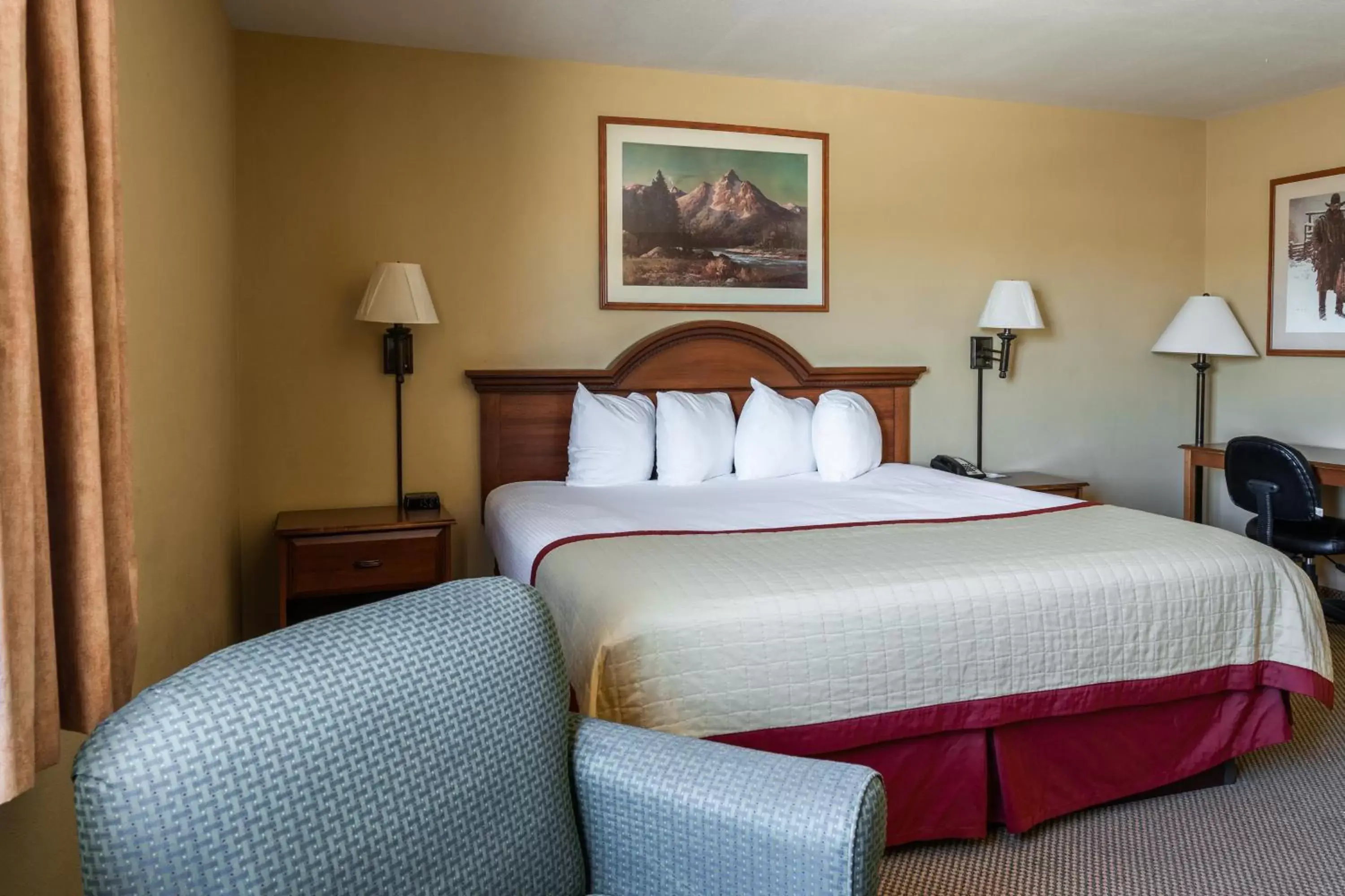 Bed in Pinedale Hotel & Suites