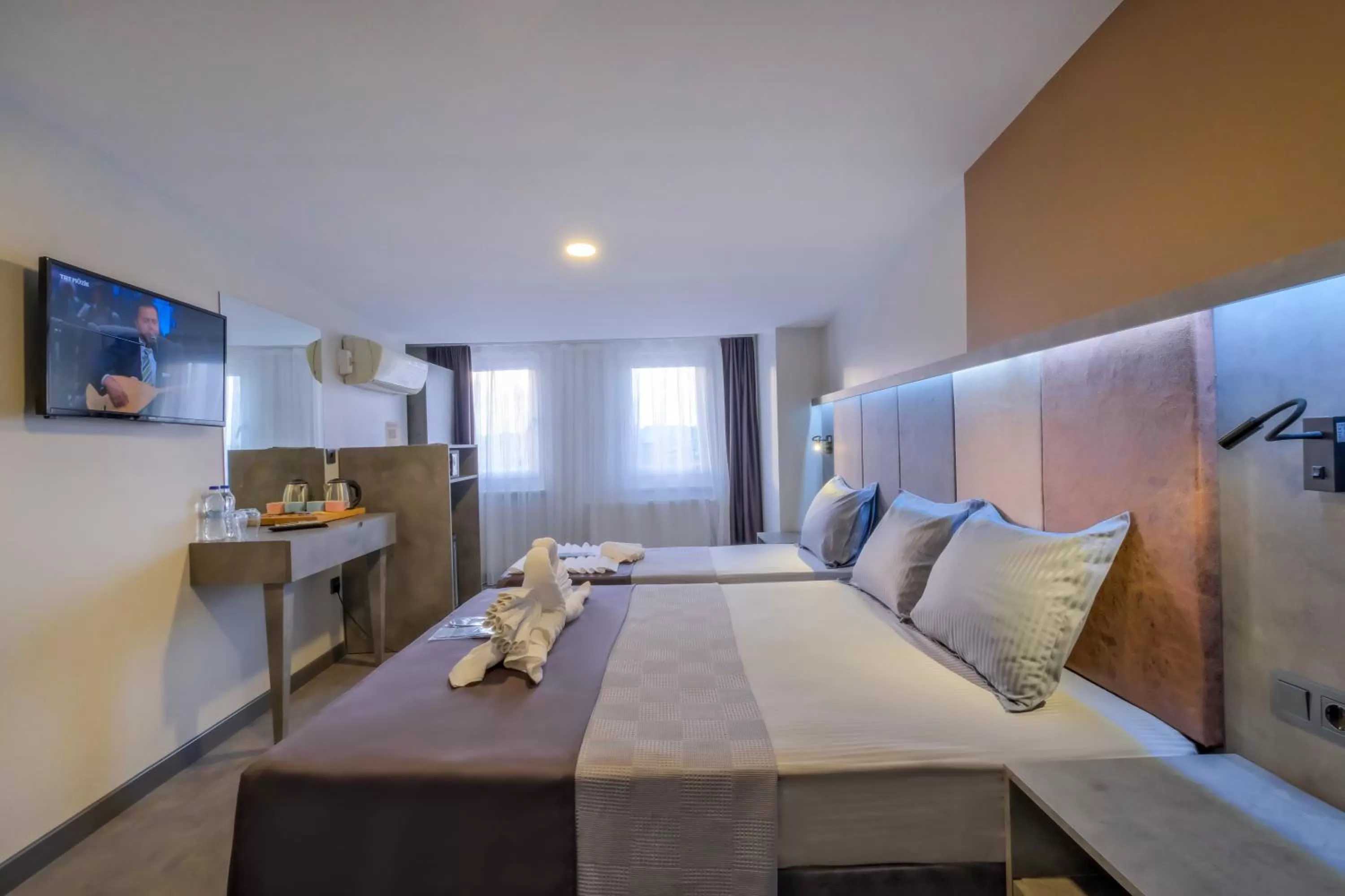 Photo of the whole room, Bed in The Queen Hotel