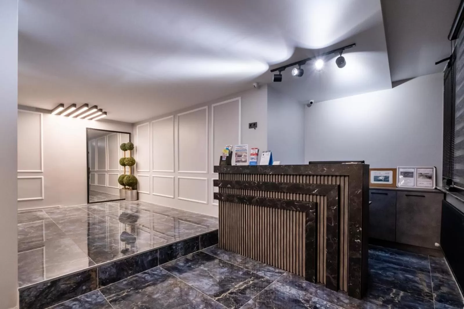 Lobby or reception in The Queen Hotel