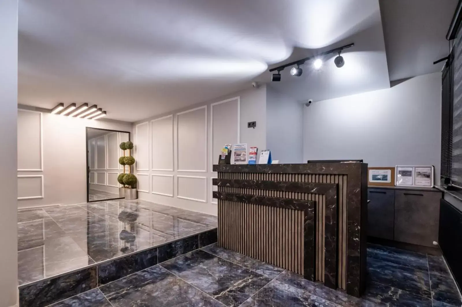 Lobby or reception in The Queen Hotel Lobby or reception in The Queen Hotel