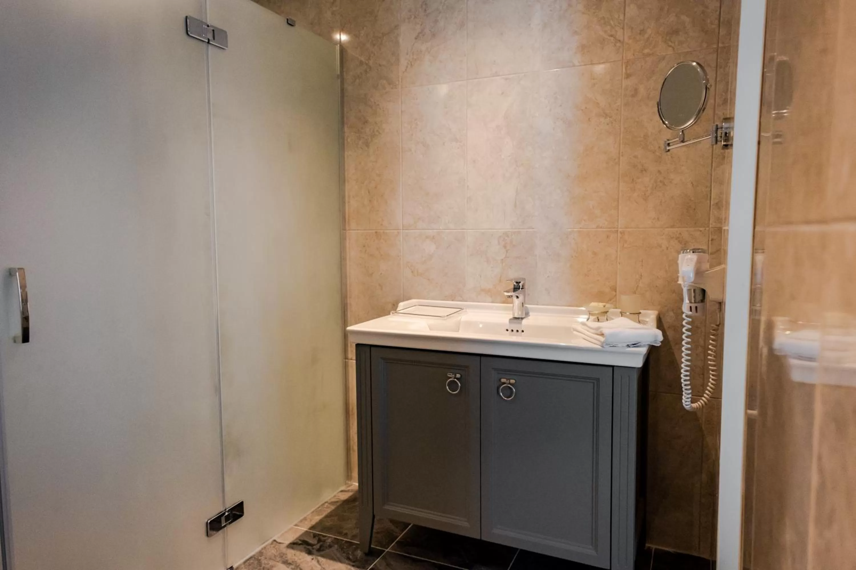 Shower, Bathroom in Windsor Hotel & Convention Center Istanbul