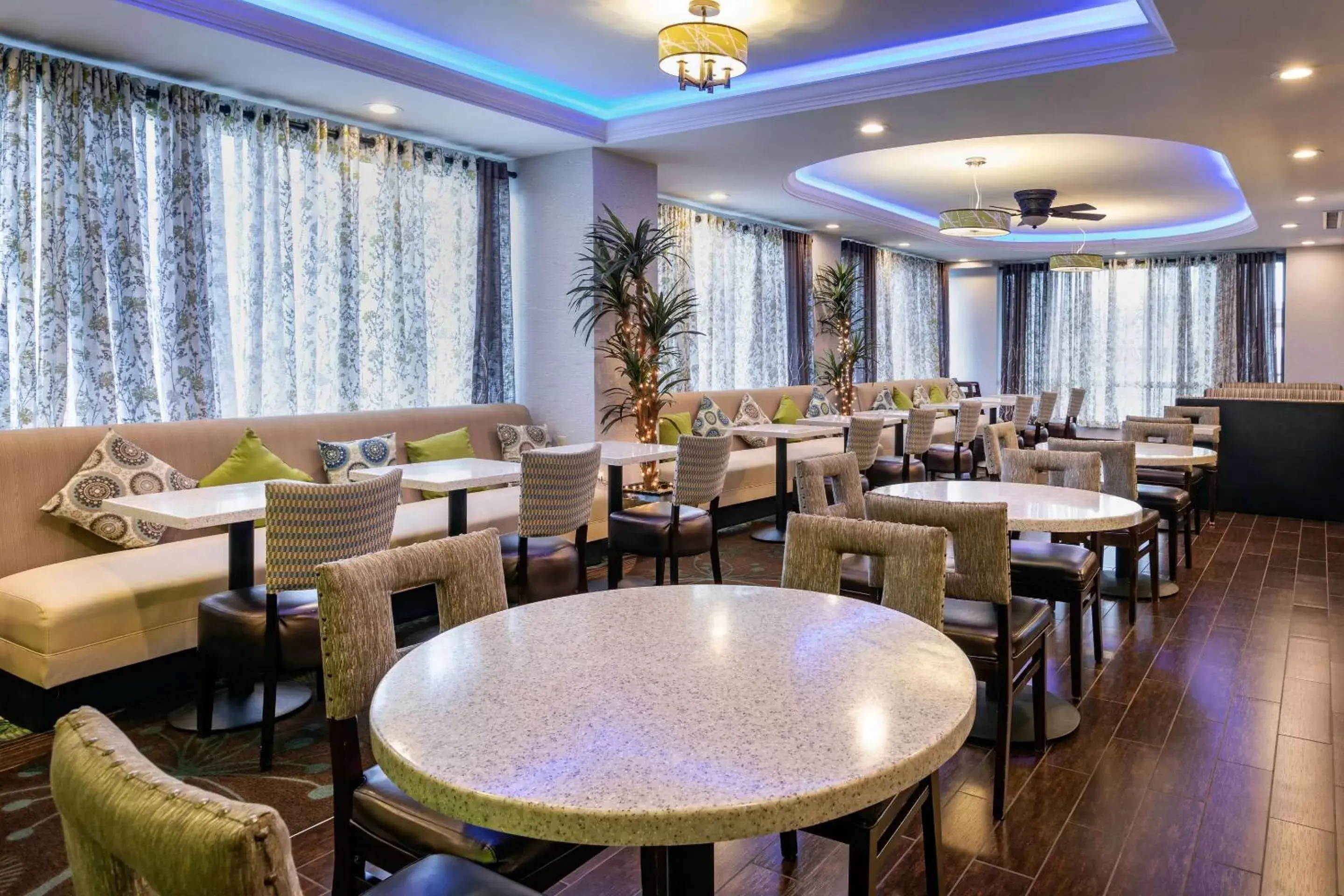 Restaurant/Places to Eat in Comfort Inn Anaheim Resort