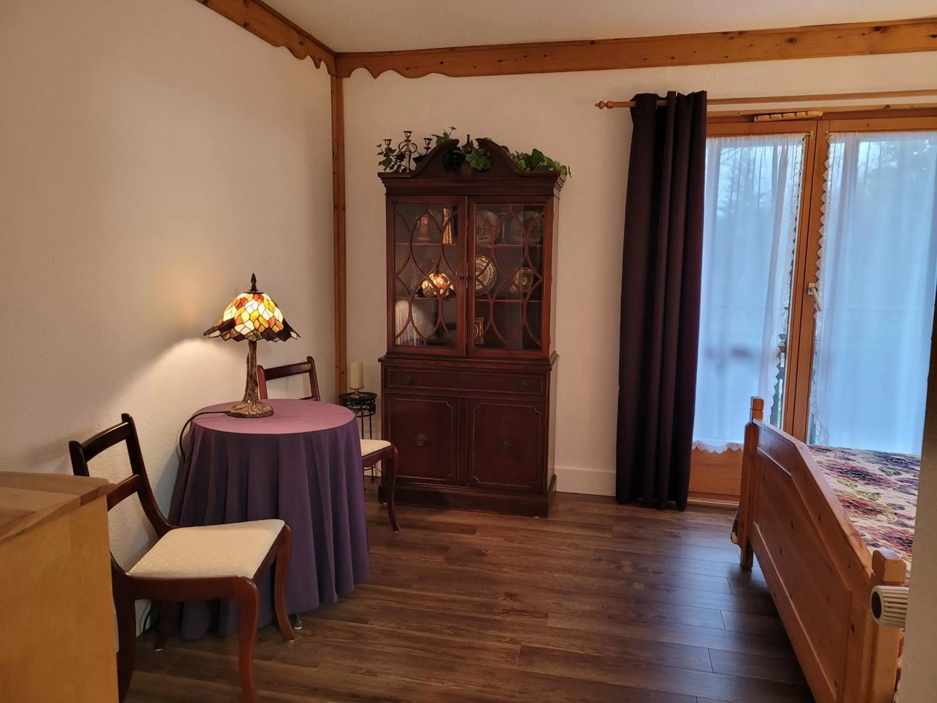 Bed, Seating Area in Edelweiss Inn Nova Scotia