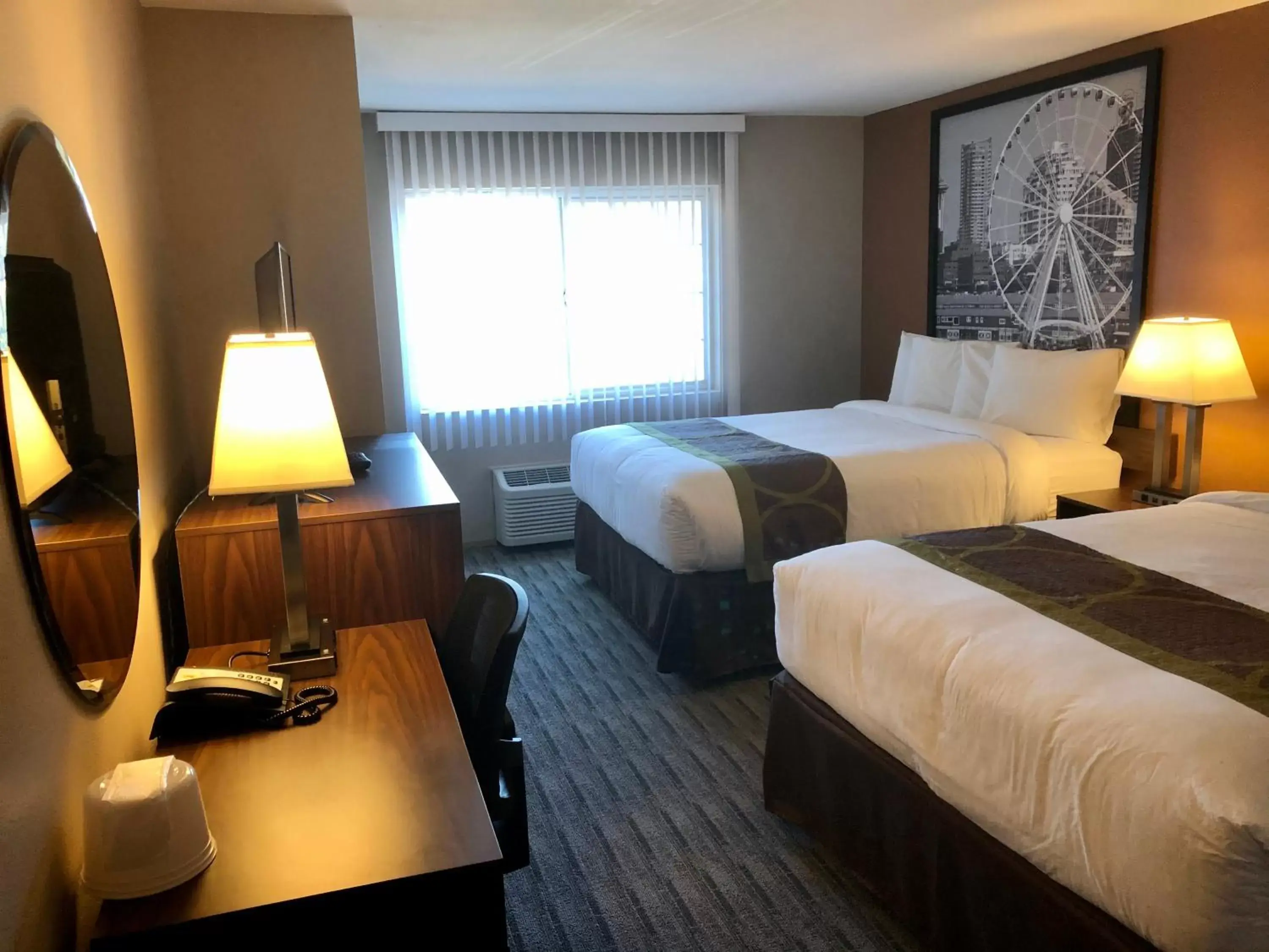 Photo of the whole room, Bed in Super 8 by Wyndham Lynnwood