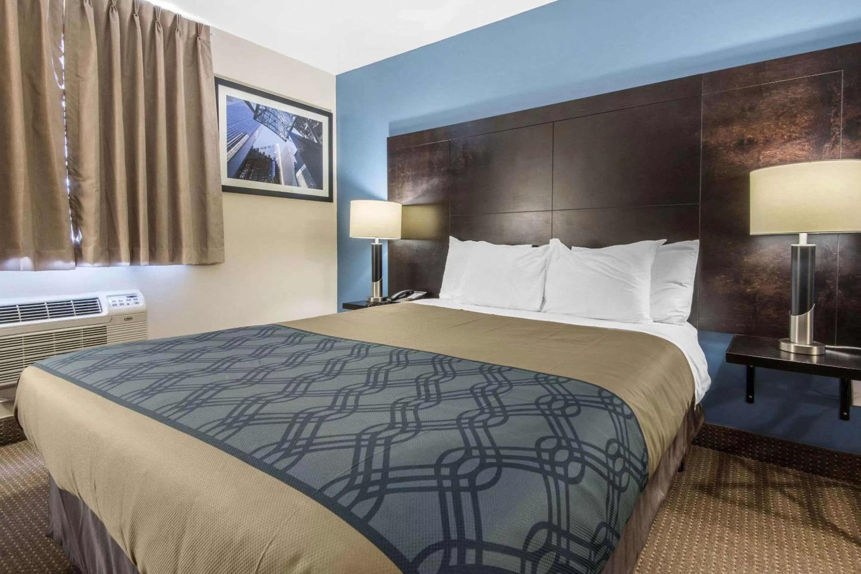 Photo of the whole room, Bed in Econo Lodge