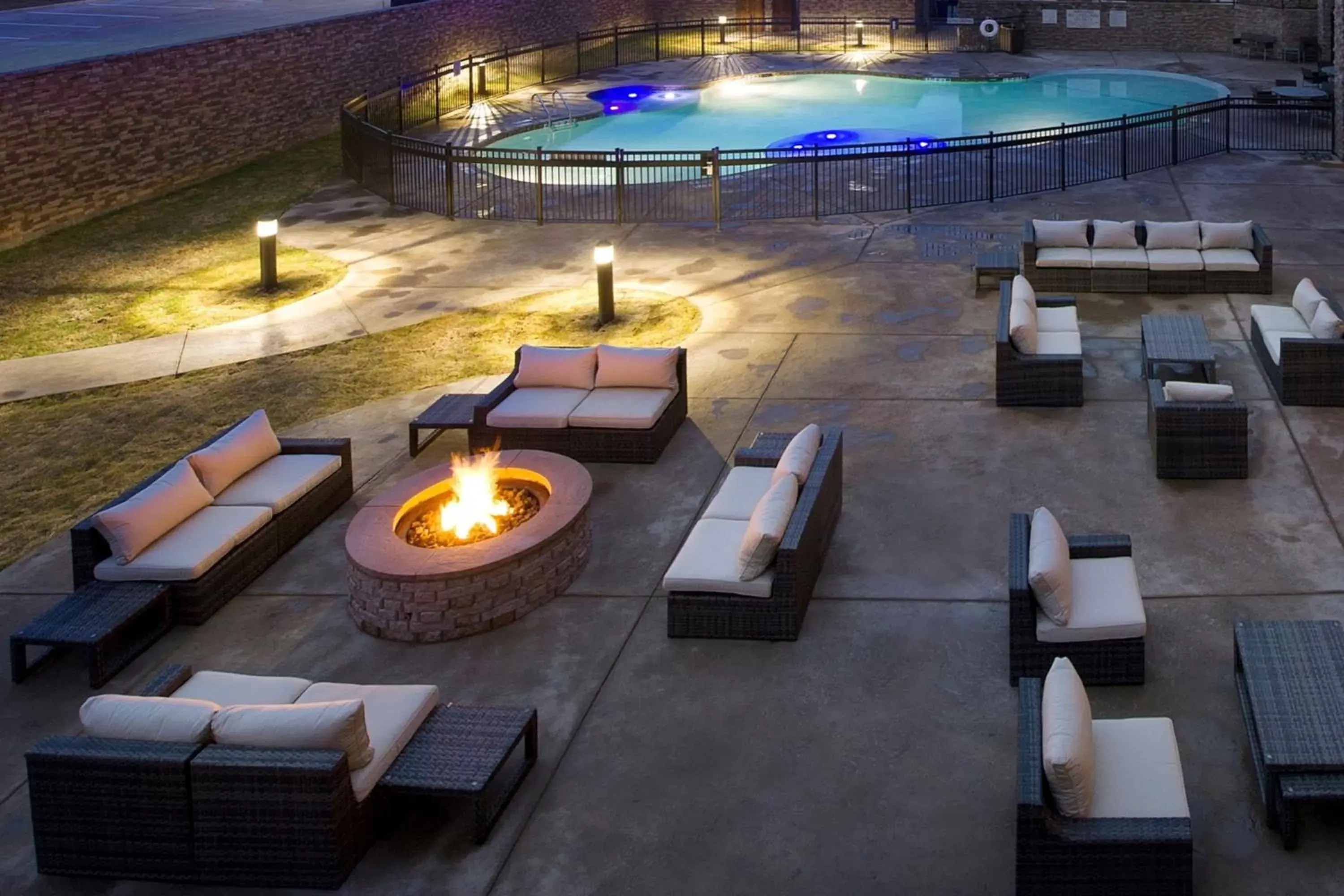 Swimming pool in Courtyard by Marriott Dallas DFW Airport North/Grapevine