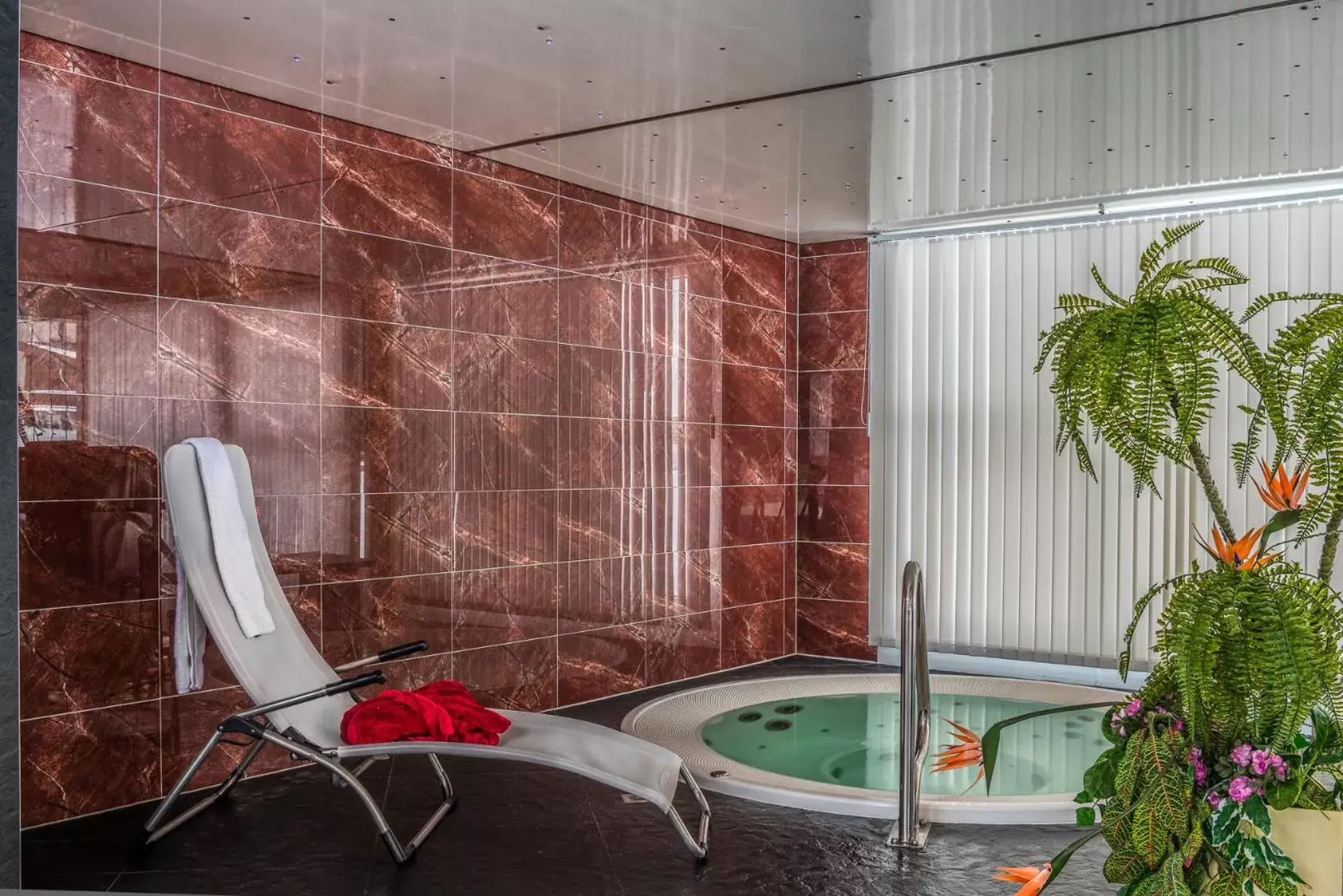 Swimming pool, Bathroom in Wellness- und Schneesporthotel Christiania