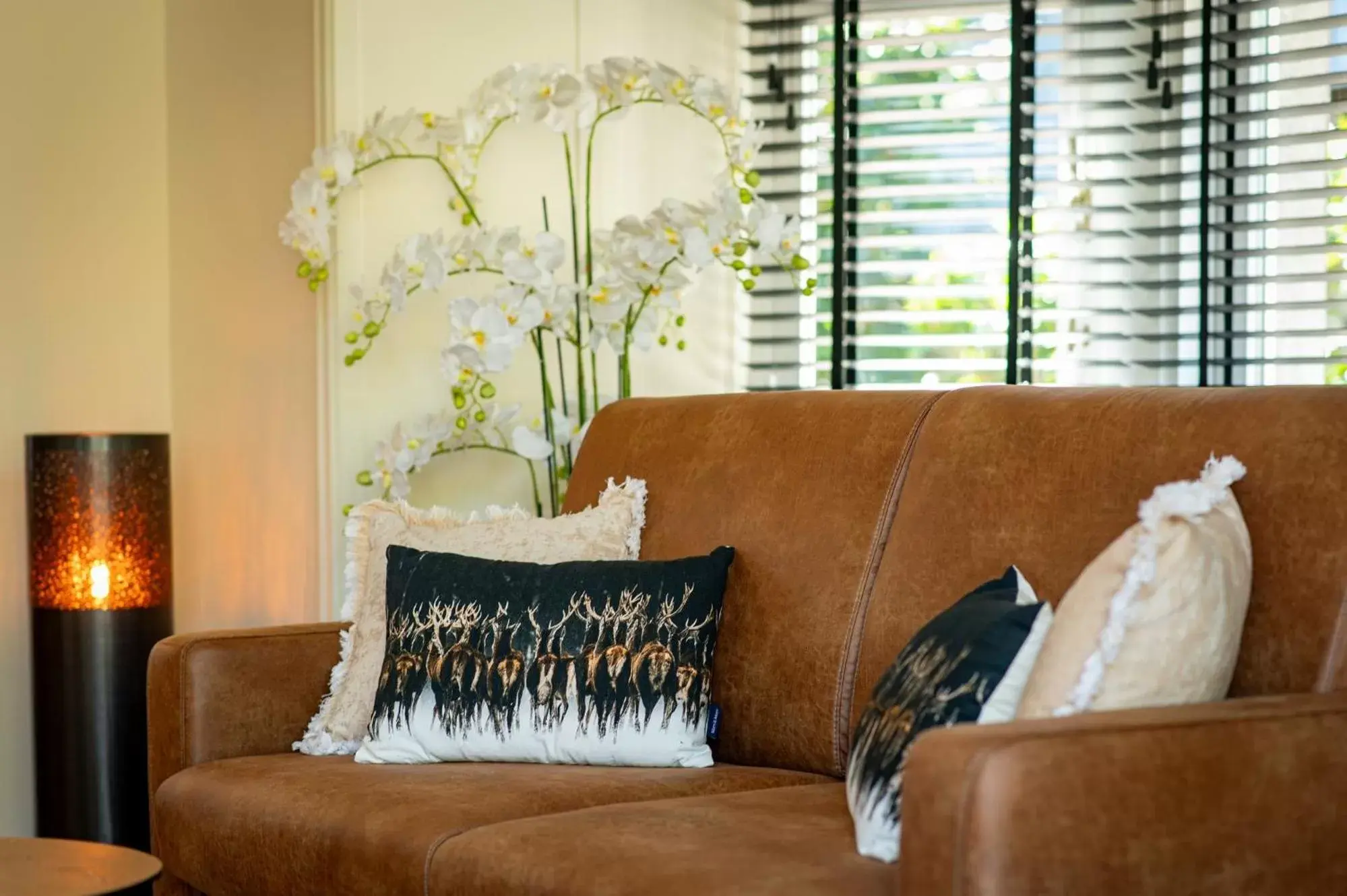 Living room, Bed in La Villa des Fleurs