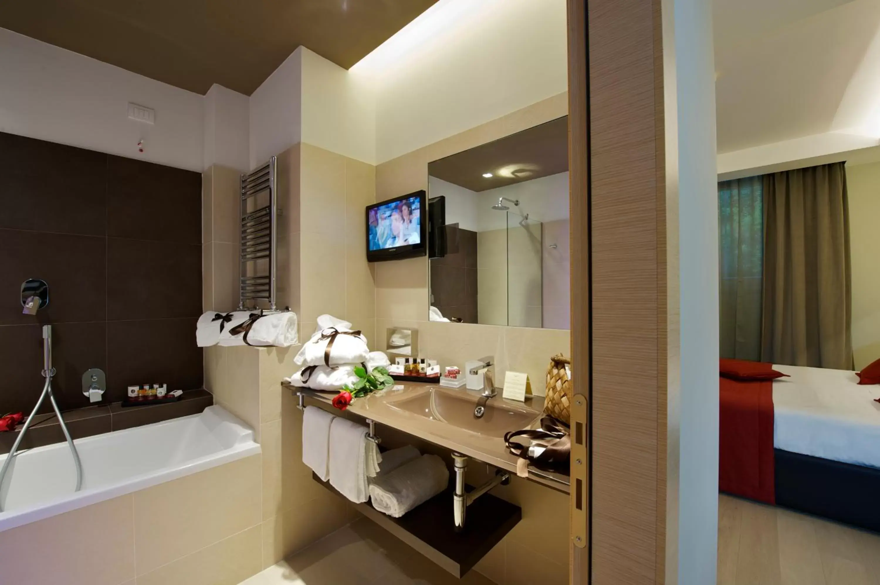 Bathroom, Kitchen/Kitchenette in Villa dei Platani Boutique Hotel & SPA