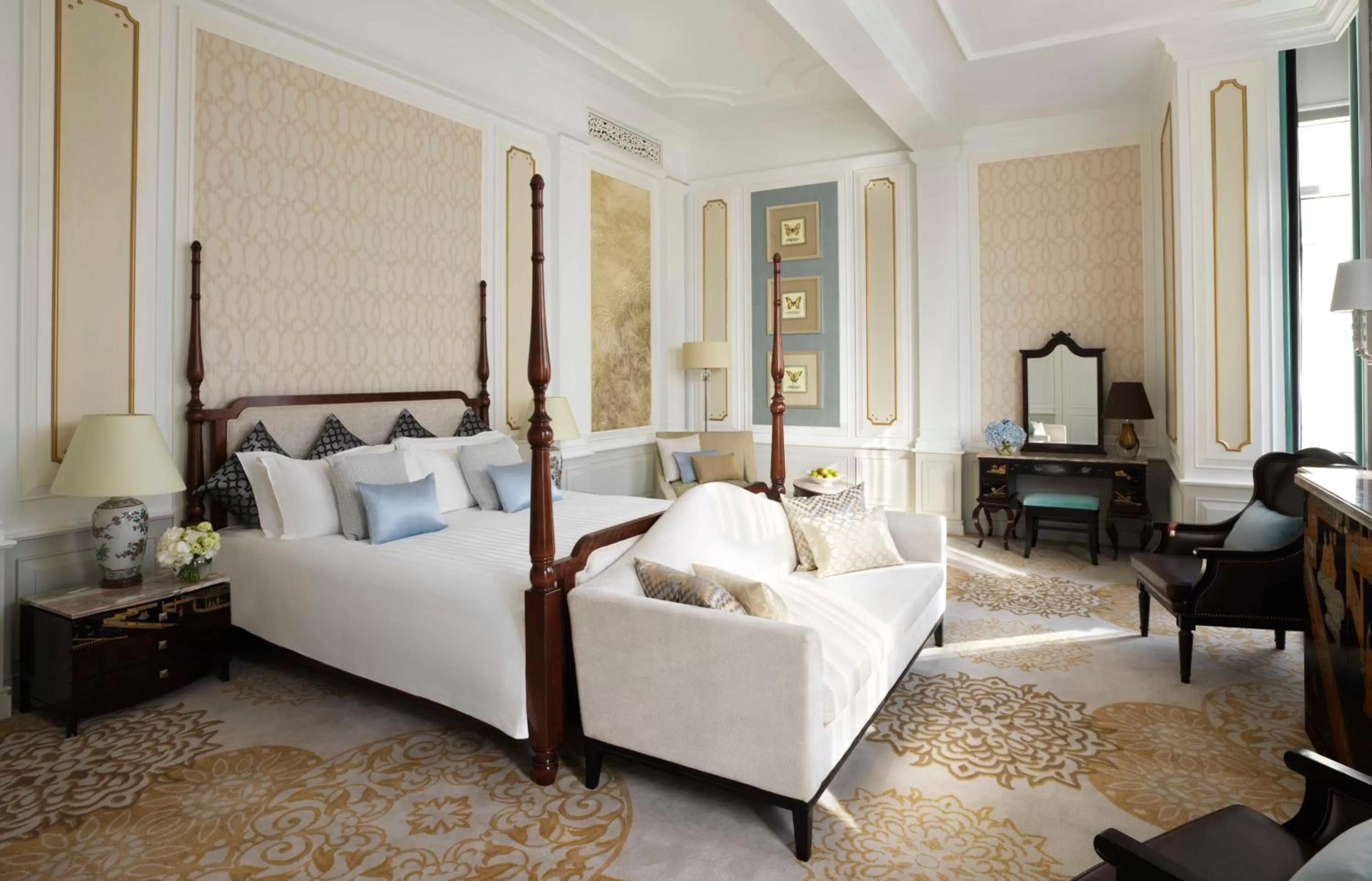 Photo of the whole room, Bed in InterContinental Singapore by IHG