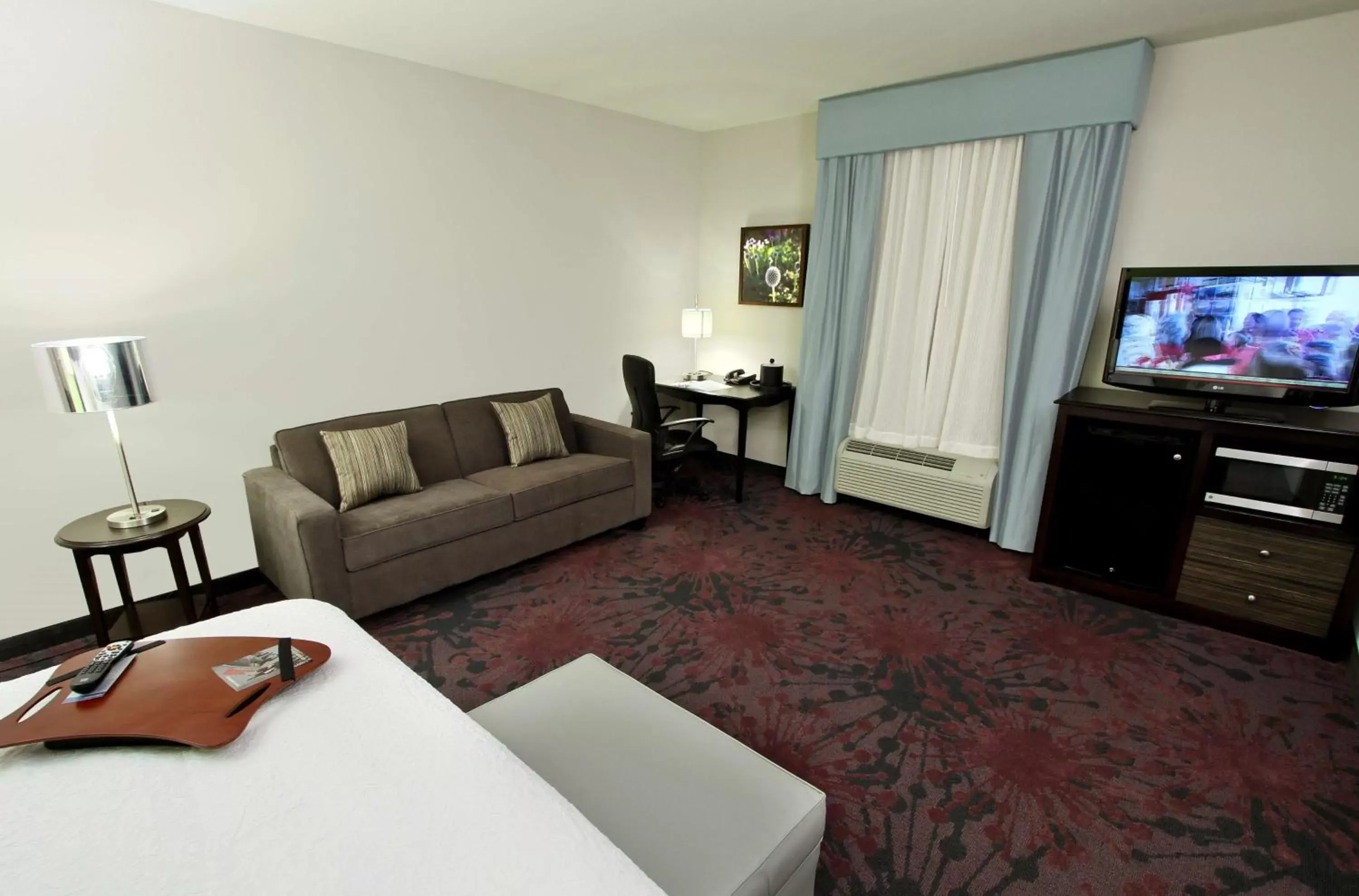 Bed, Seating Area in Hampton Inn & Suites Winnie