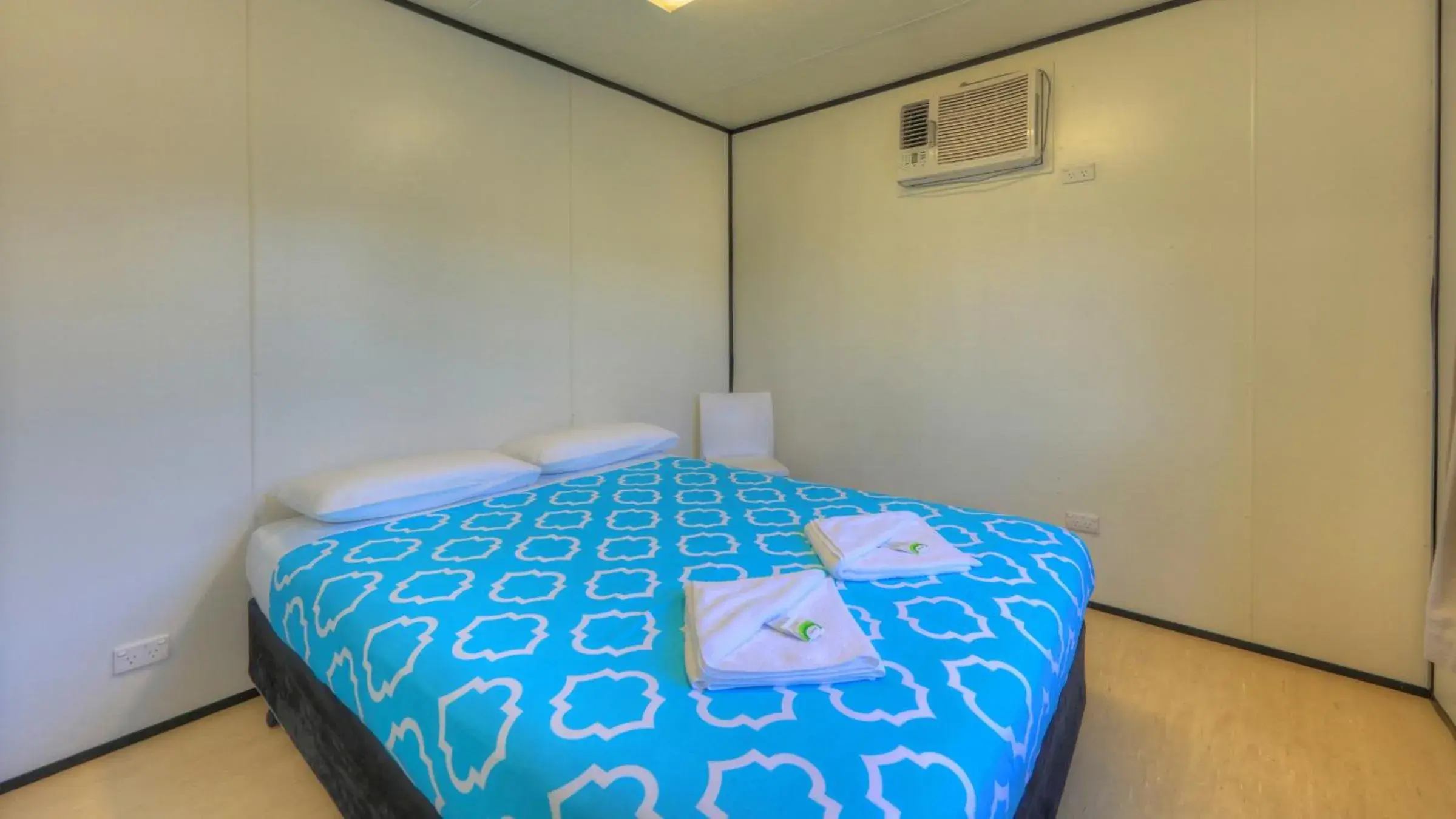 Bathroom, Bed in Eden Gateway Holiday Park
