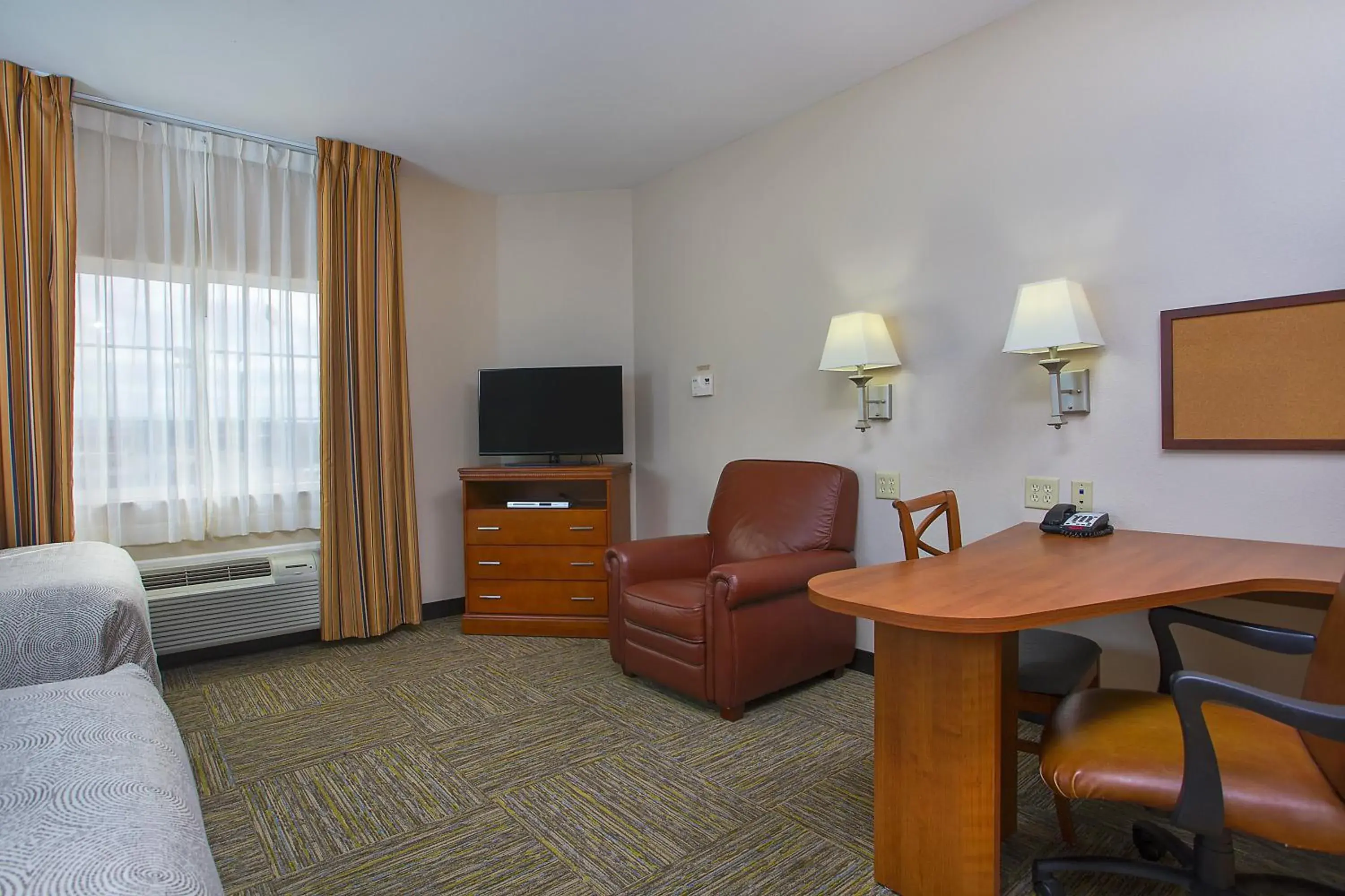 Photo of the whole room, Seating Area in Candlewood Suites Vicksburg