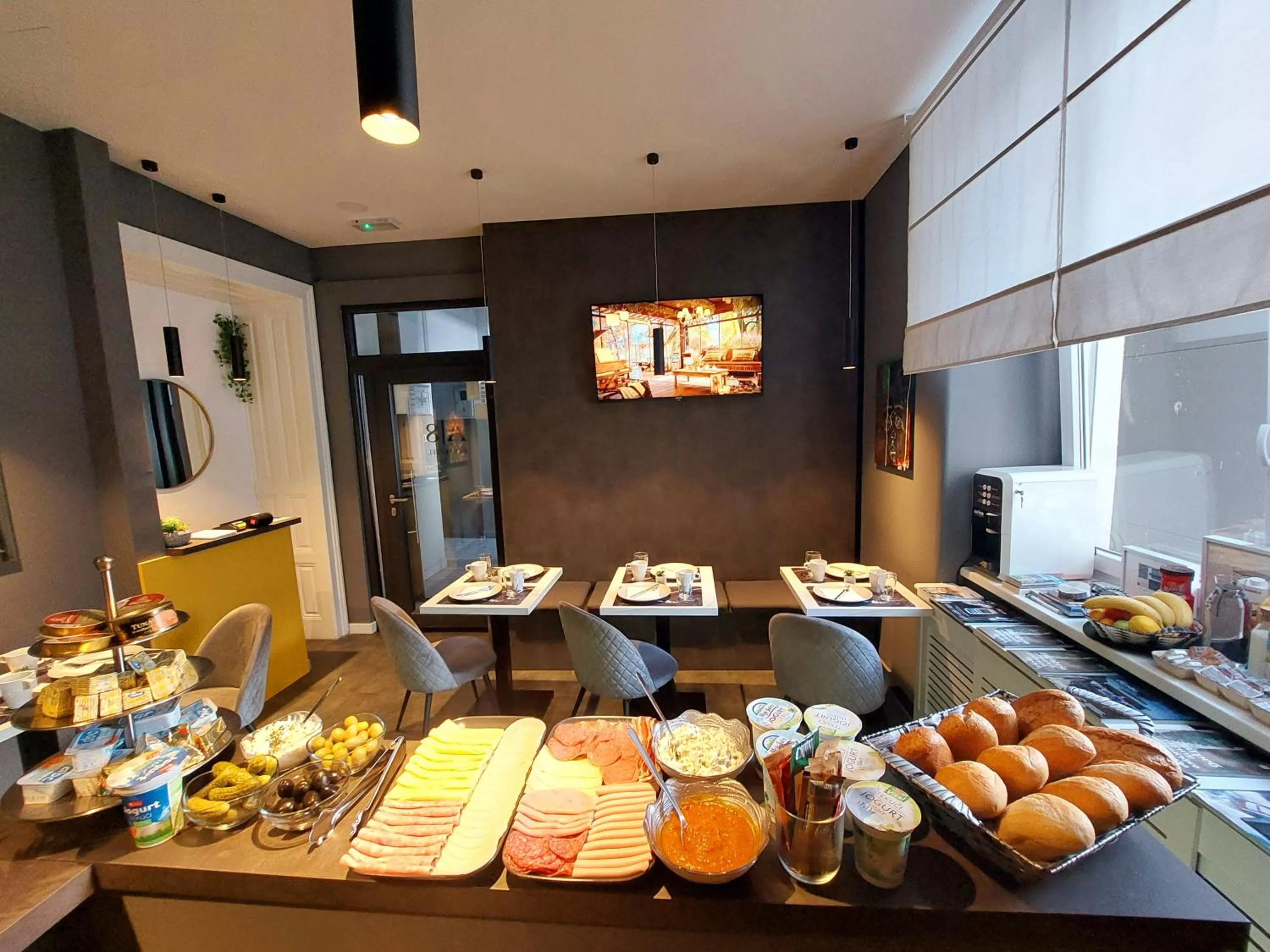 Restaurant/Places to Eat in A8 b&b