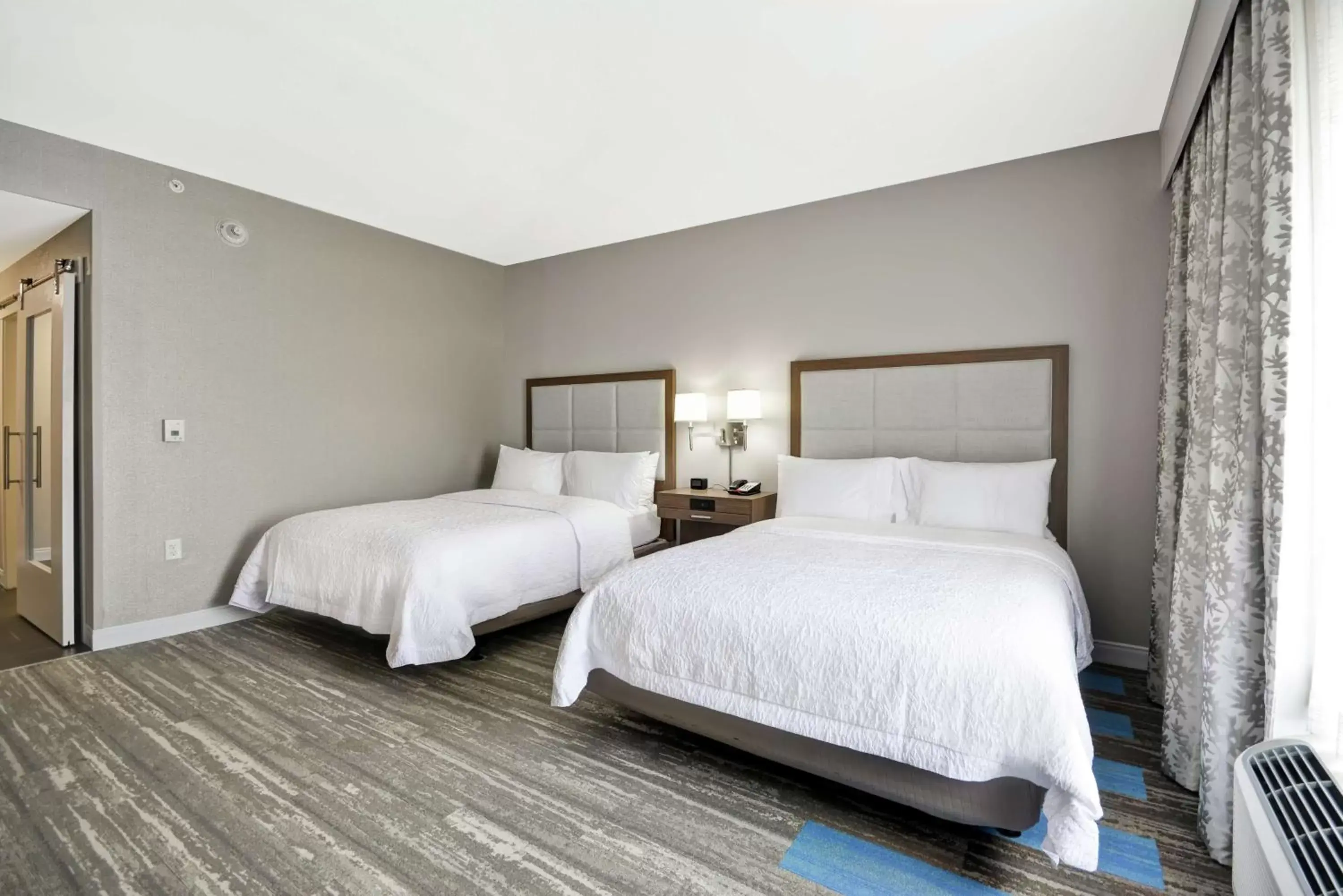 Photo of the whole room, Bed in Hampton Inn Blue Ash/Cincinnati, OH