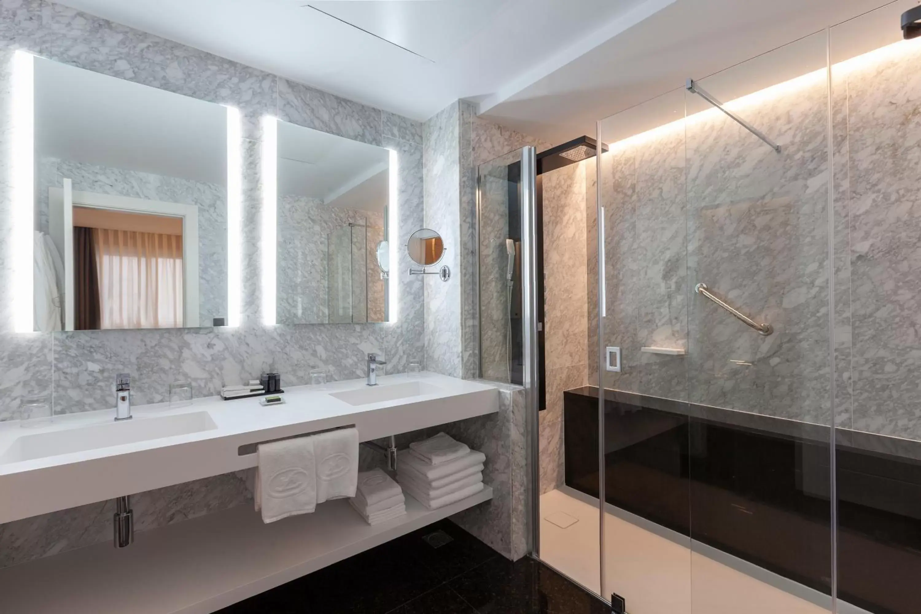 Shower, Bathroom in Hotel Liabeny