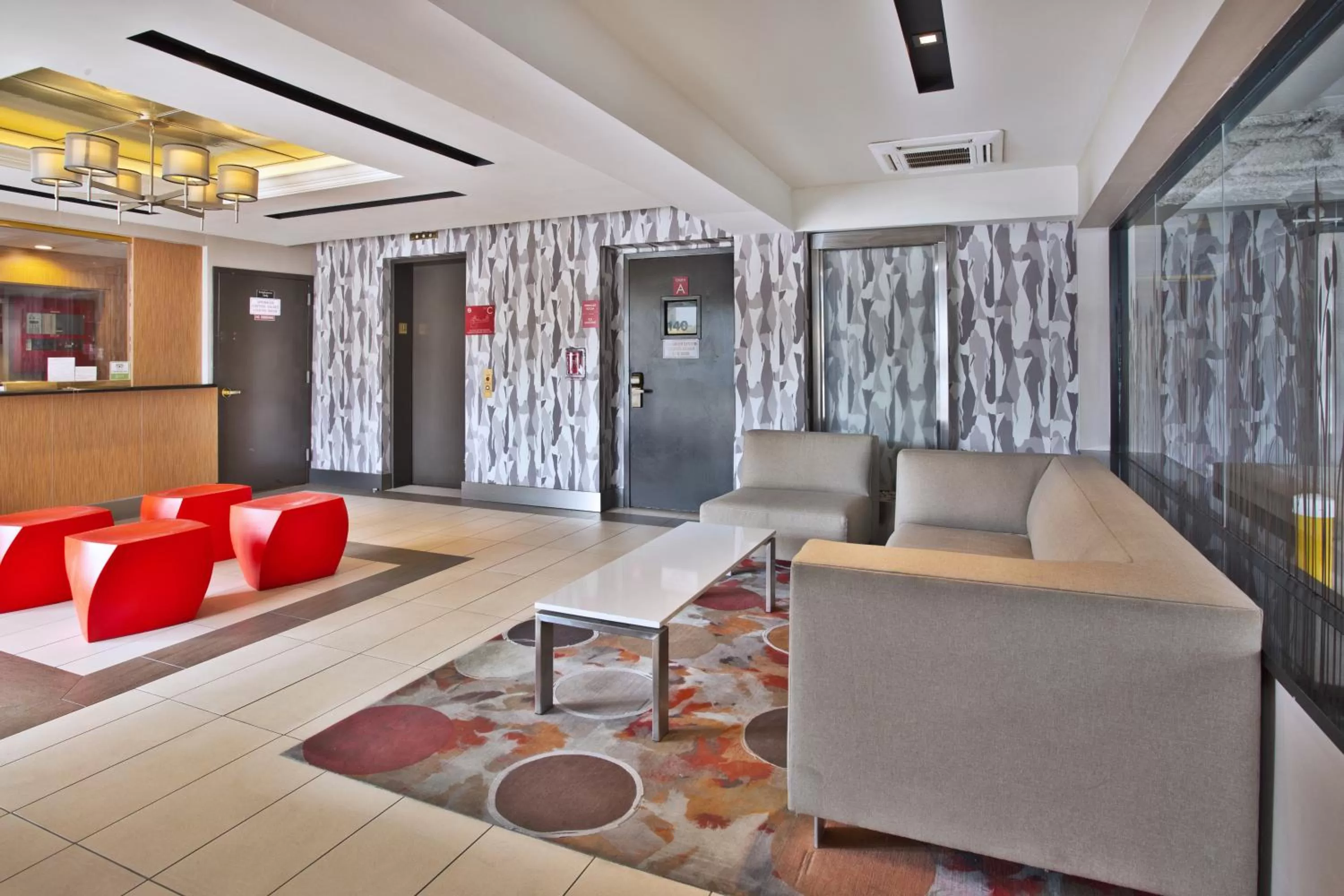 Communal lounge/ TV room in Commack Inn