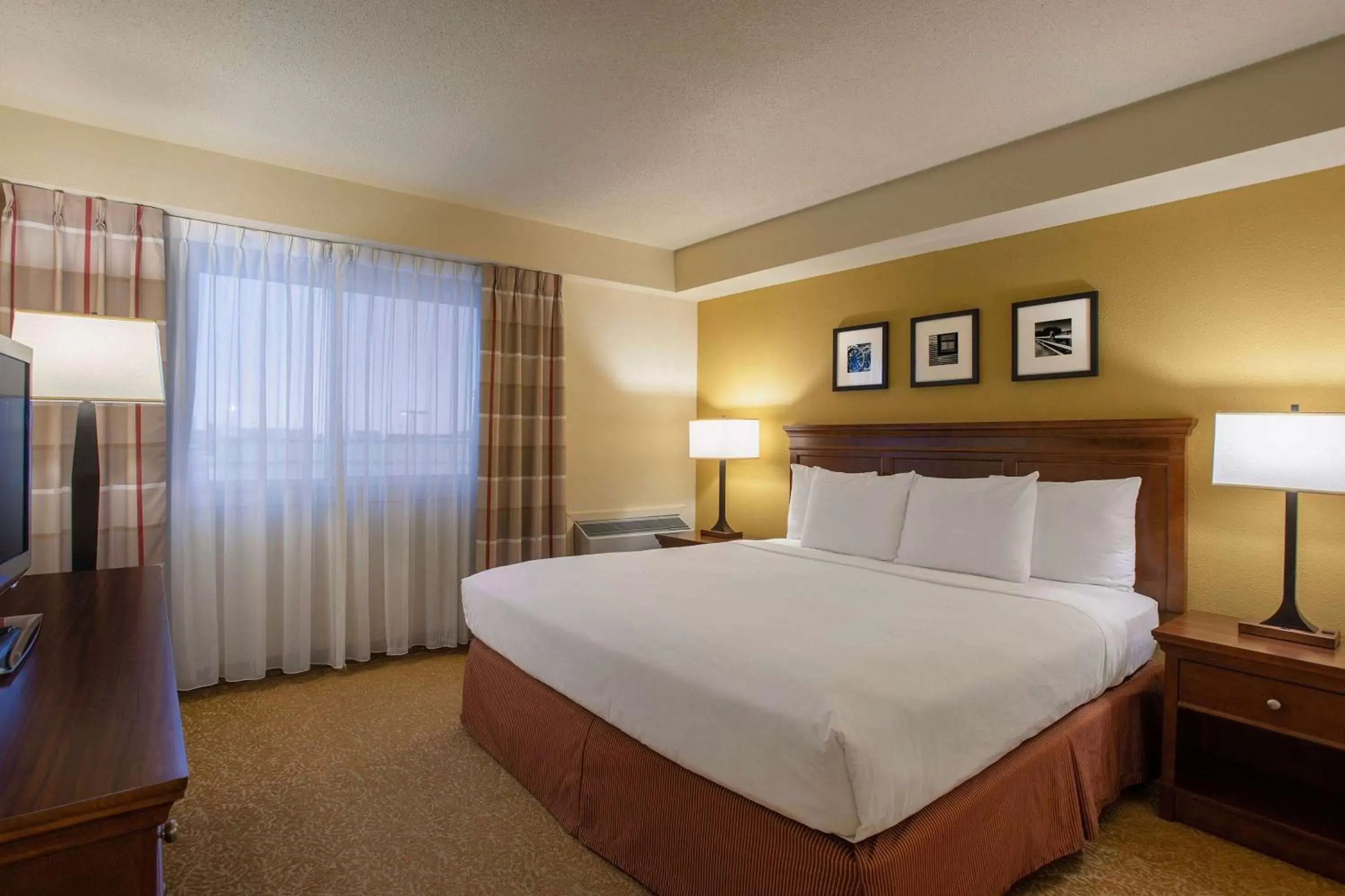 Bedroom, Bed in Travelodge Suites by Wyndham Regina - Eastgate Bay