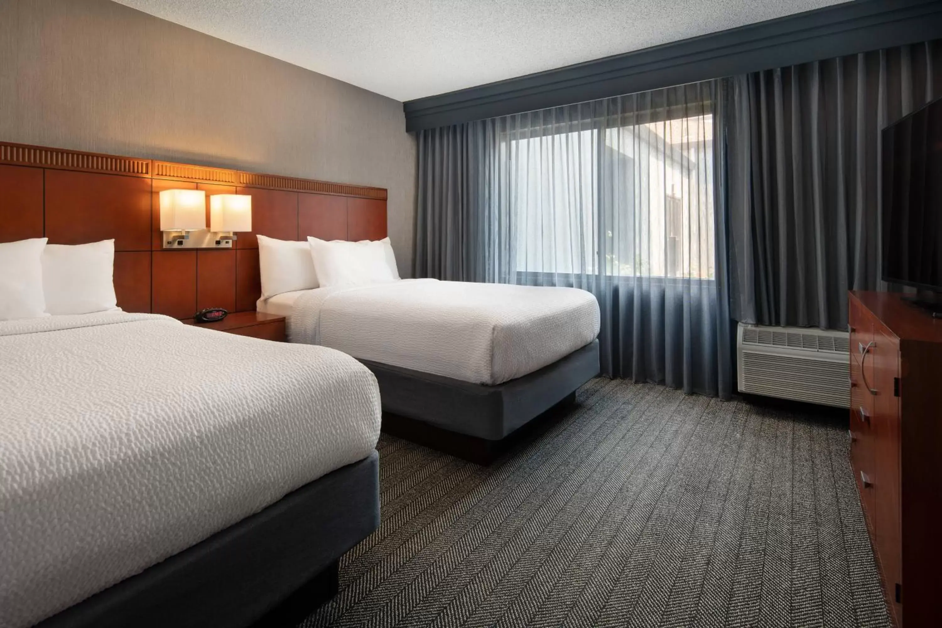 Photo of the whole room, Bed in Courtyard by Marriott Fresno