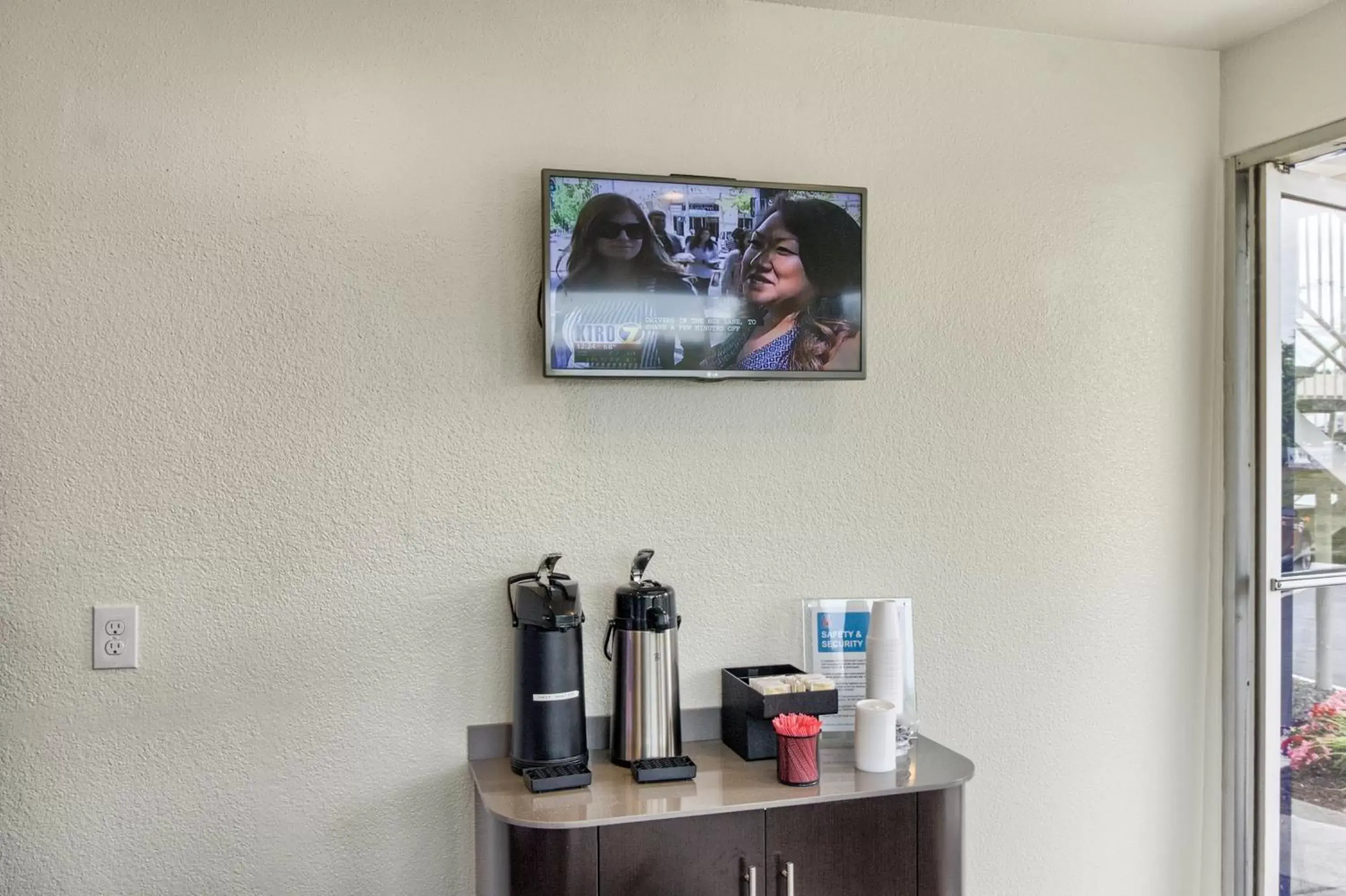 Day, TV/Entertainment Center in Motel 6-Everett, WA - South