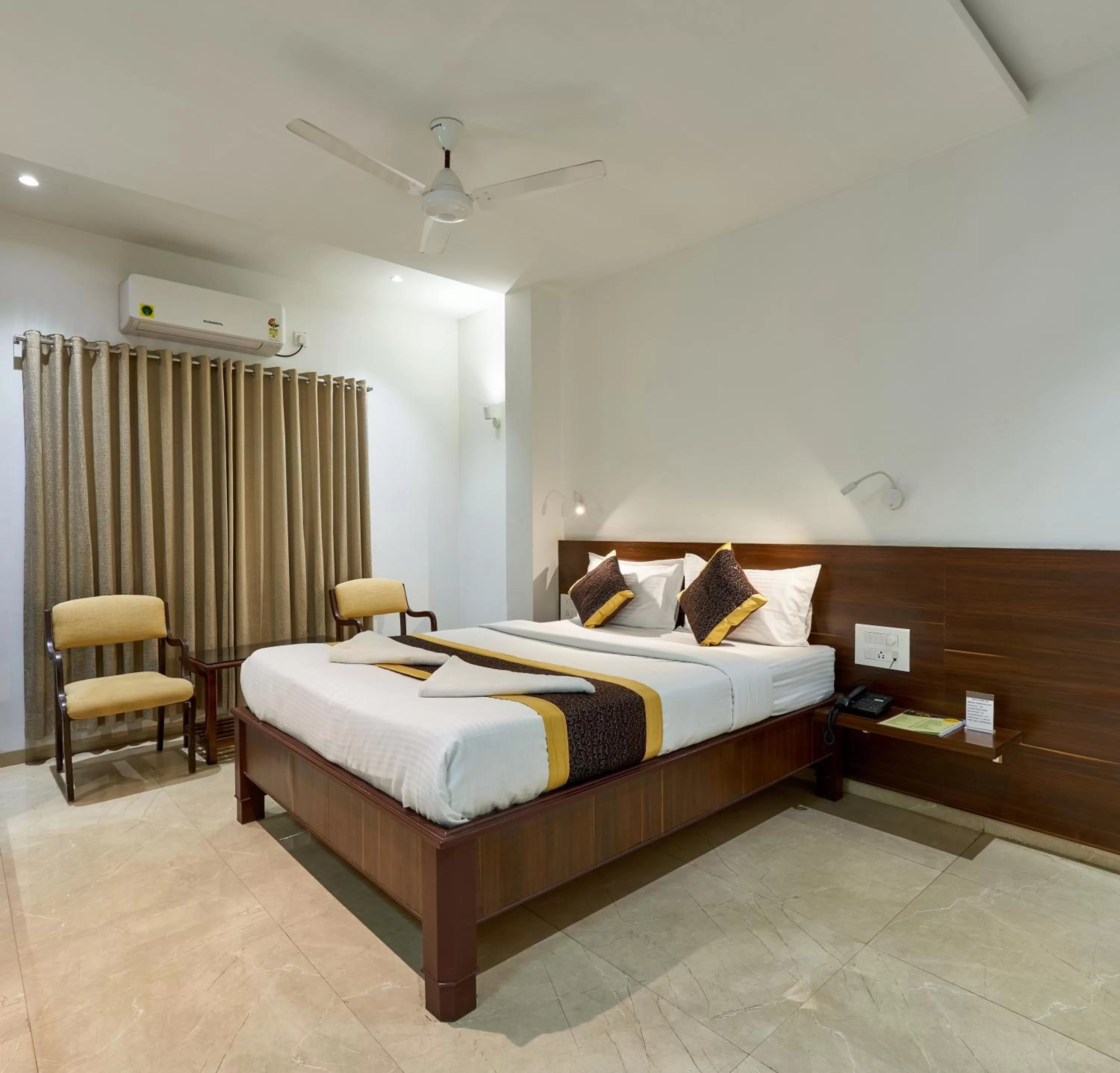 Photo of the whole room, Bed in Hotel Fortune Inn