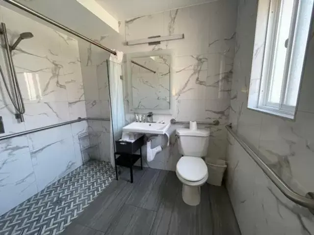 Bathroom in Hi View Inn & Suites
