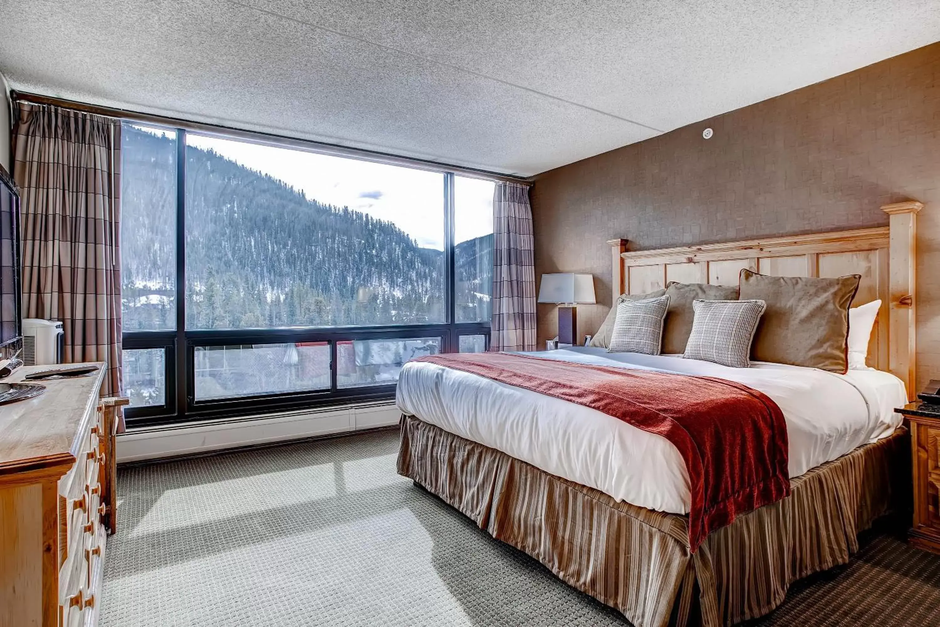 Photo of the whole room, Bed in The Keystone Lodge and Spa by Keystone Resort