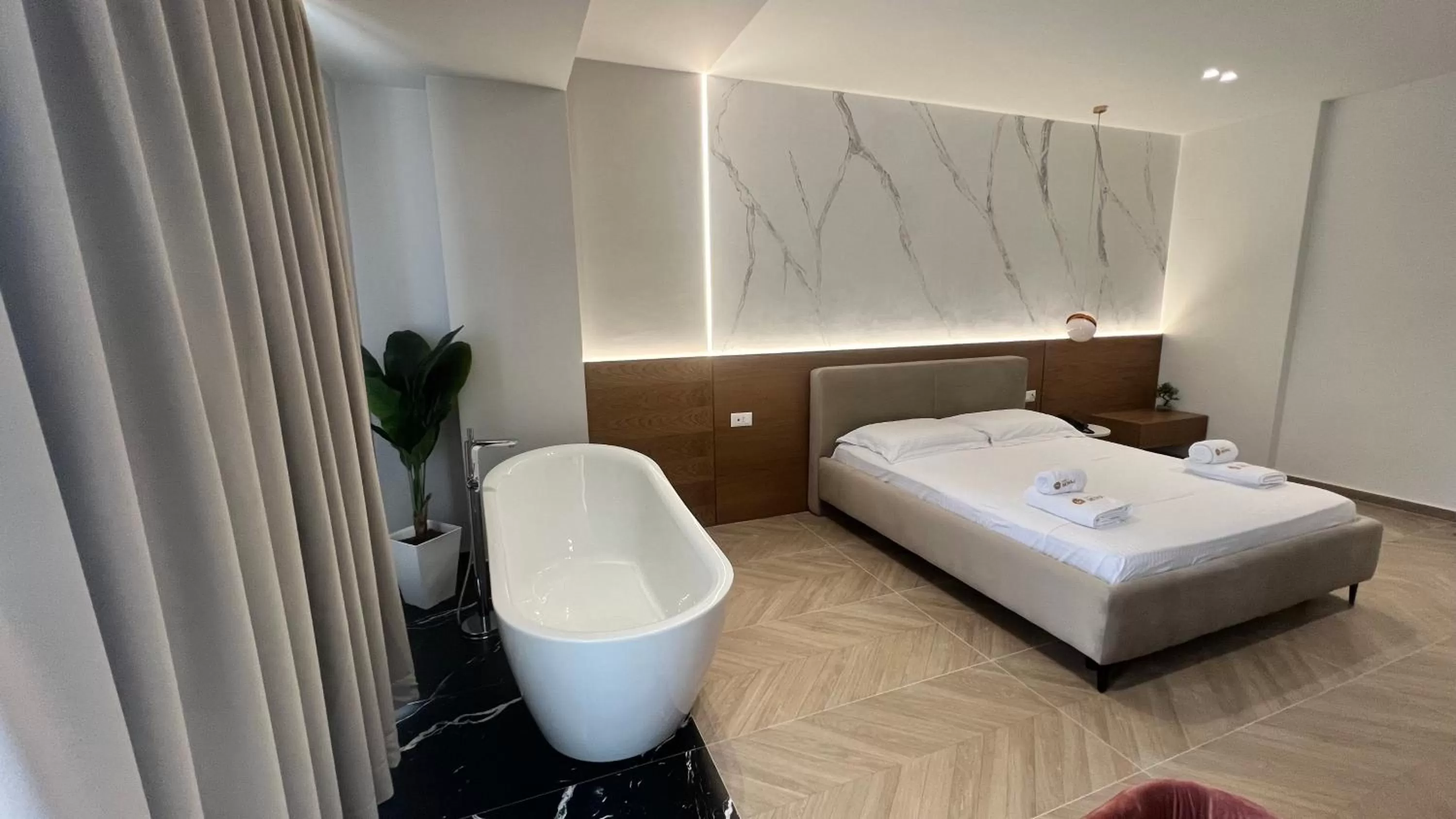 Bed, Bathroom in Hotel Memaj