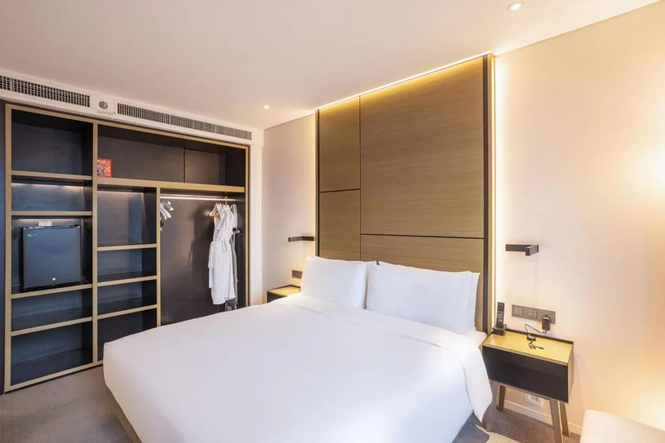 Photo of the whole room, Bed in INNSiDE by Meliá Zhengzhou
