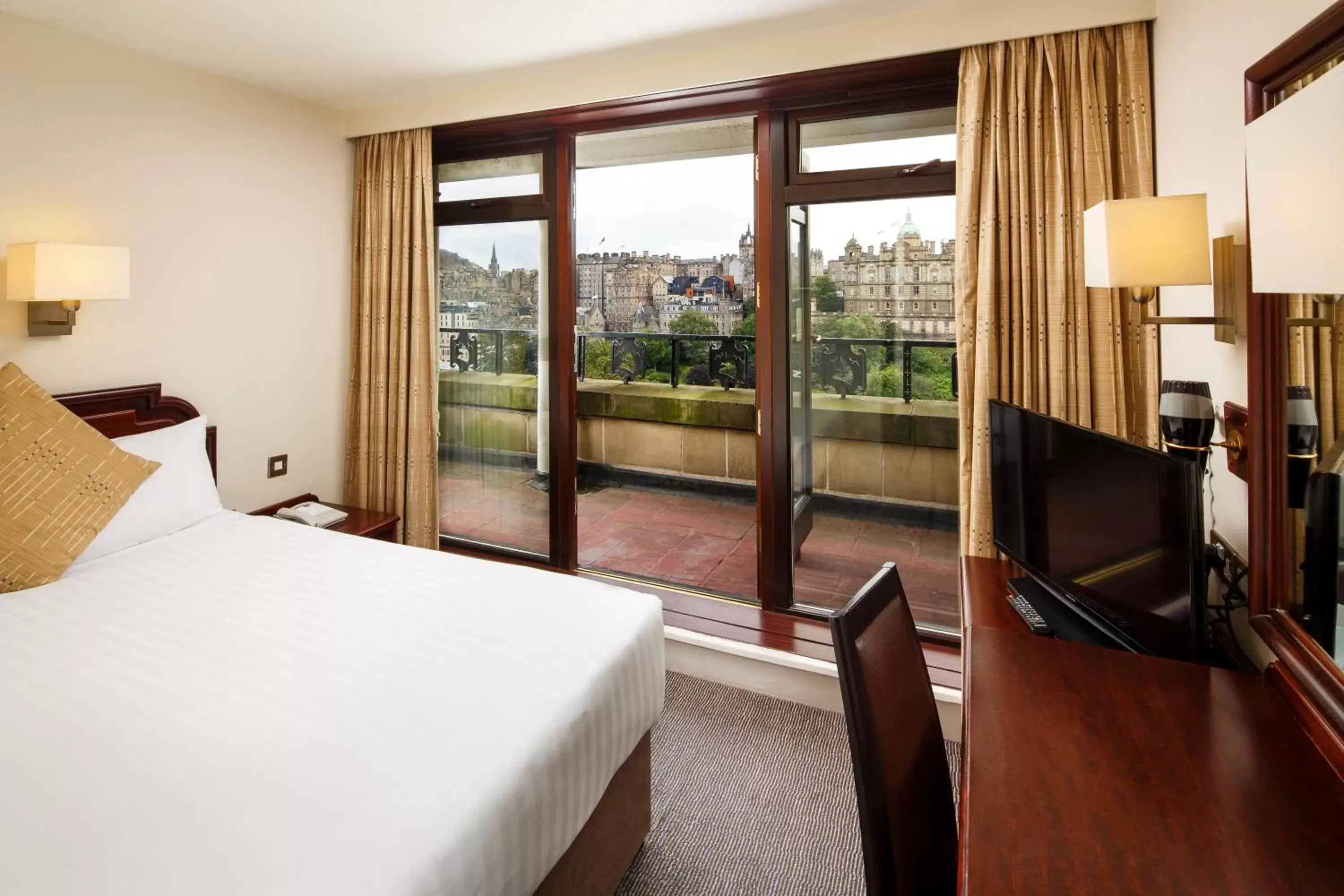 Bed in Mercure Edinburgh City - Princes Street Hotel