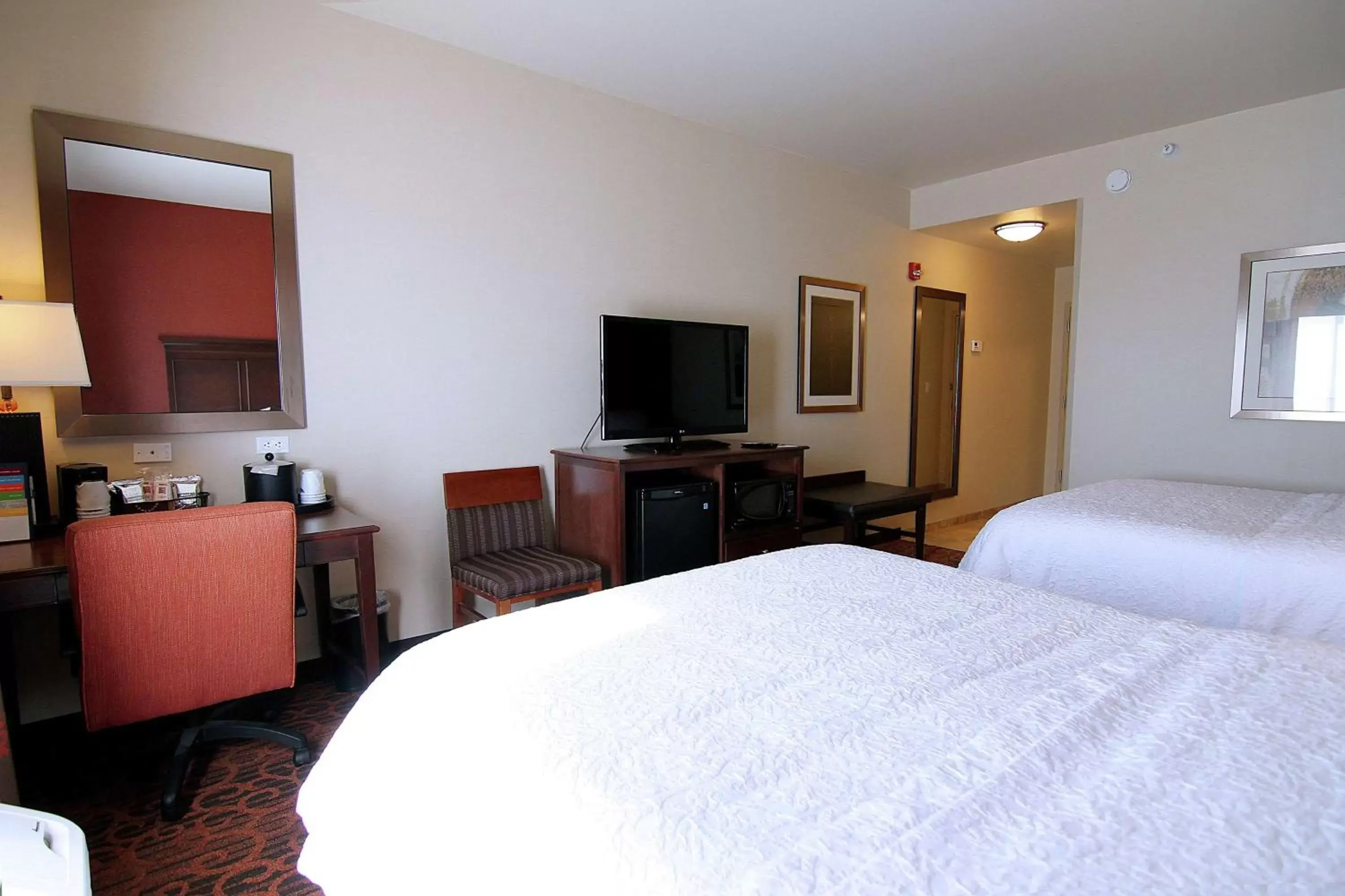 Bedroom, TV/Entertainment Center in Hampton Inn & Suites Grand Forks
