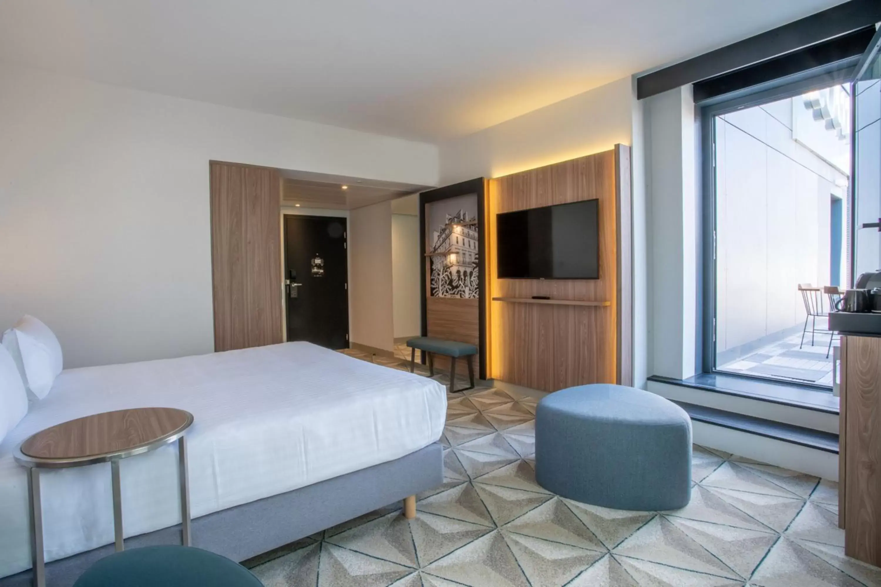Photo of the whole room, Bed in Courtyard by Marriott Paris Porte de Versailles