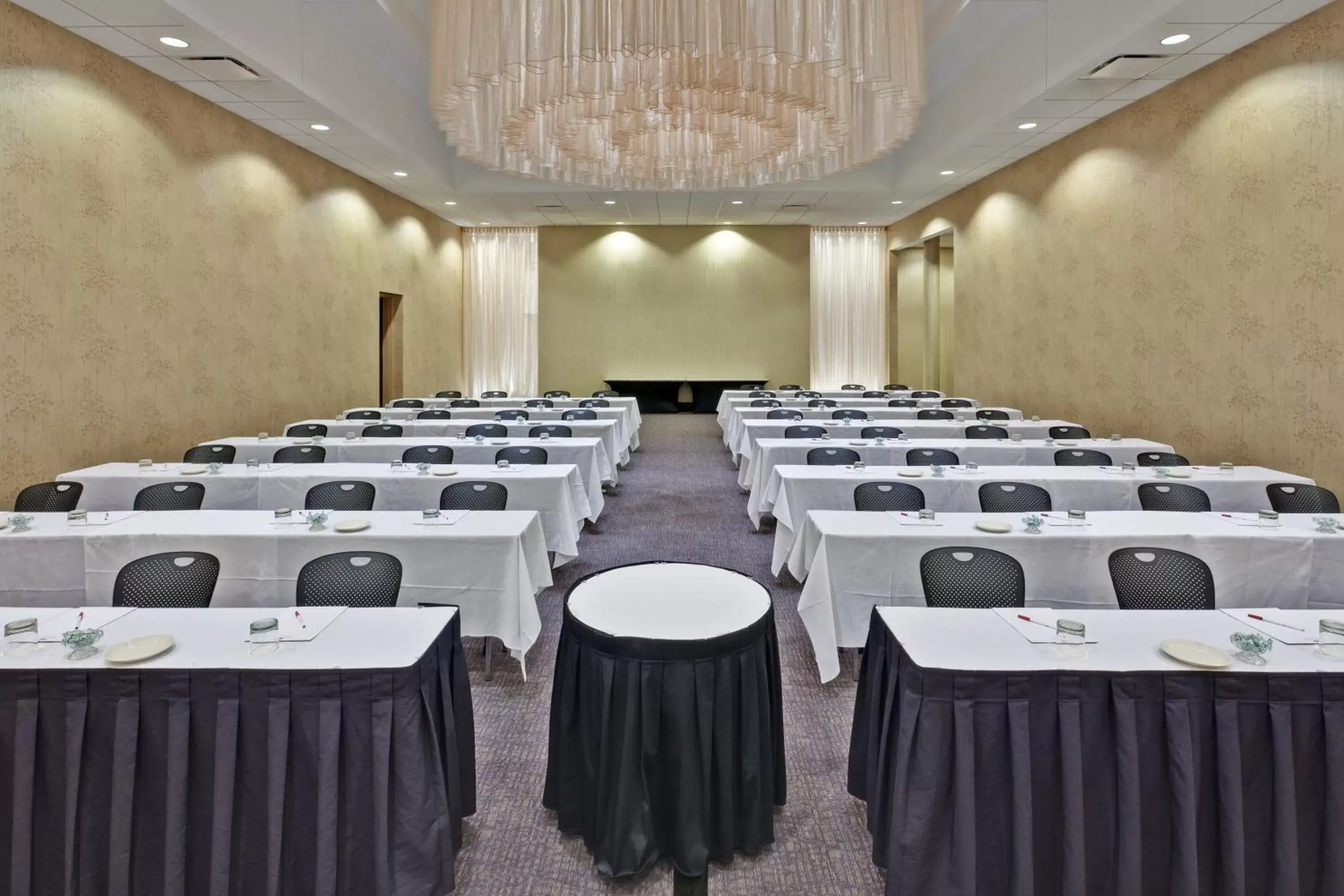 Meeting/conference room in Crowne Plaza Chicago O'Hare Hotel & Conference Center, an IHG Hotel