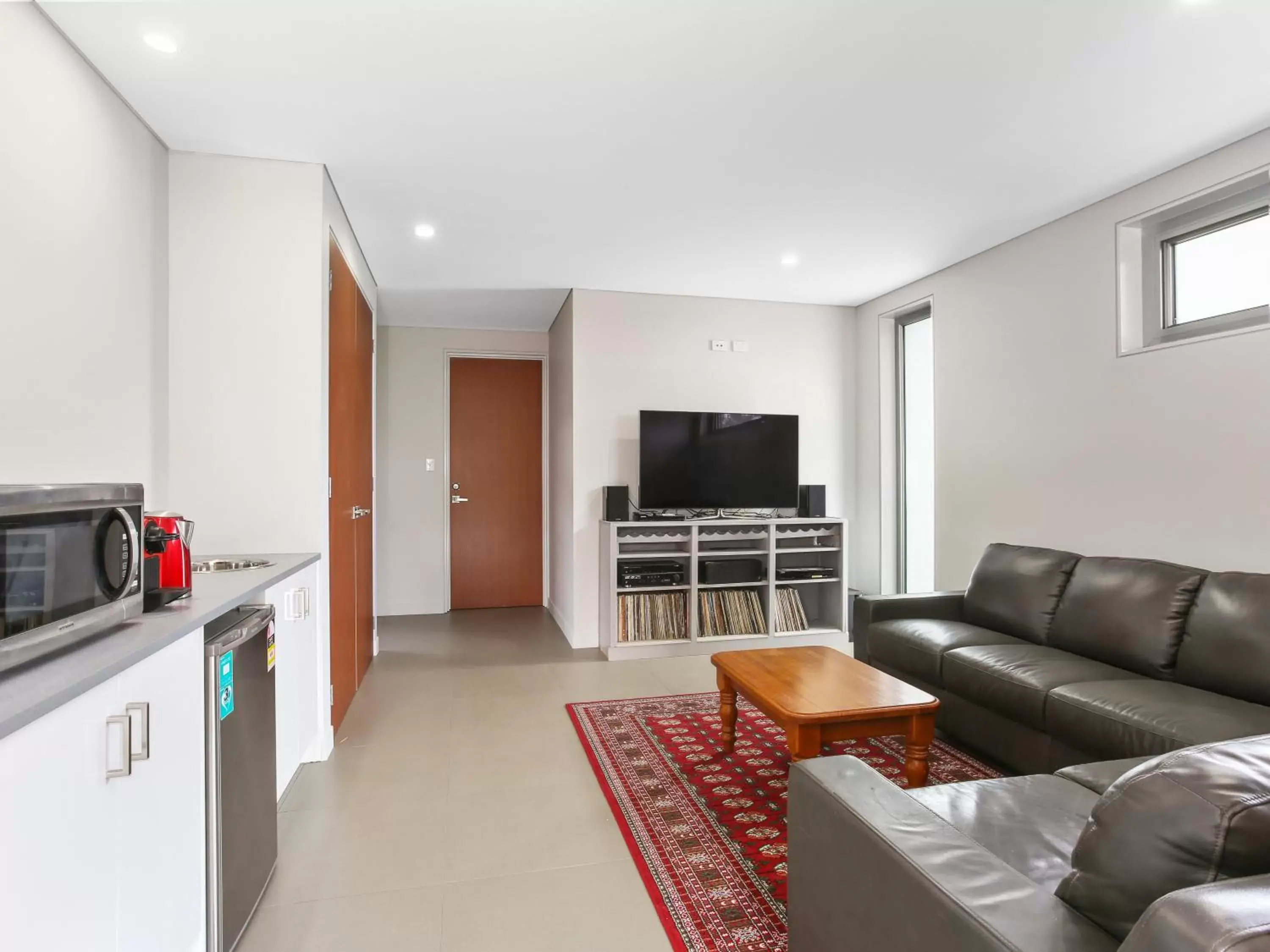 Kitchen or kitchenette, Seating Area in Sapphire Chambre B&B